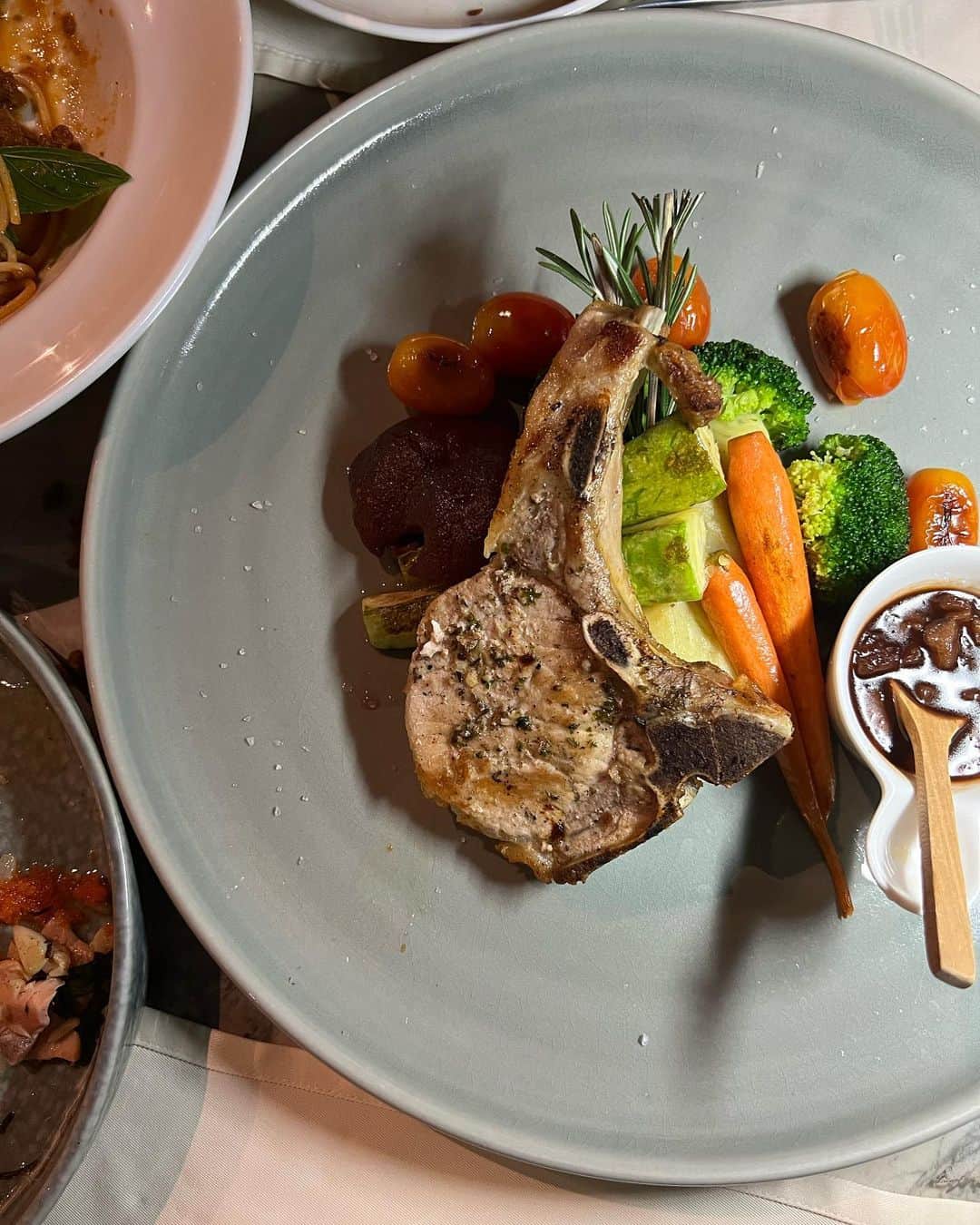 のインスタグラム：「・ サムイ島レストランまとめ🍽️ ほとんどホテルにいたけど、行ってよかったレストランのみご紹介します😂 サムイ島に行かれる方は是非参考にしてね。  @thelibrary_samui のホテルの中にあるレストラン The Page チャウエンビーチロード沿い。 タイ料理もイタリアンも楽しめて雰囲気抜群🇹🇭🇮🇹 とにかくいちいちお洒落なレストラン。海が目の前のお席だったので風が気持ち良くて素敵だった〜🍃  有名どころの @cocotams  夜はファイヤーショーを見ながらお食事ができる。 ピザが美味しかったよ🍕 クラブみたいに爆音BGMだけど😂 南国ムード全開なリゾートレストラン🥥 とにかく激混みだから、開店と同時に入るのがおすすめ。  そして最後に感動レベルだったレストランは…追って載せます🥹🫰✨  #サムイ島#サムイ島グルメ#サムイ島レストラン#サムイ島カフェ」