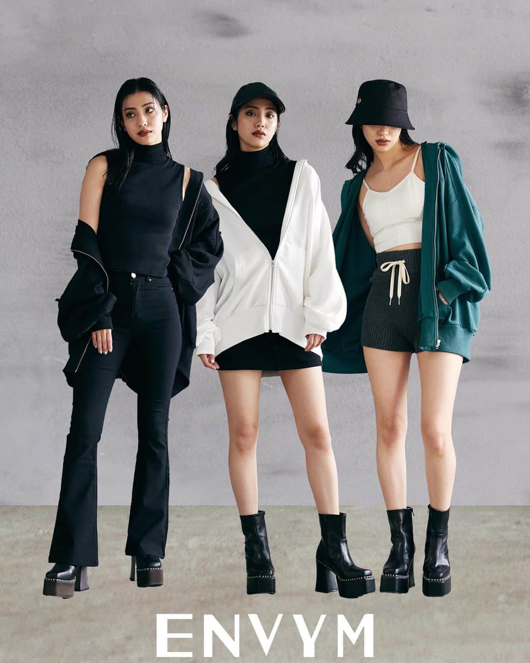ENVYMのインスタグラム：「【𝟐𝟎𝟐𝟑𝐀𝐖 𝐈𝐓𝐄𝐌】 ⁡ ✔︎︎︎︎エンブロイダリーロゴPK color/WHITE/GREEN/BLACK price/9,790(taxin) ⁡ ■ポイント BACKの大胆な太め刺繍がポイントの裏毛パーカーです！ ⁡ ■ディティール 秋口に着やすい裏毛素材が嬉しい、毎シーズン大人気のオーバーシルエットパーカー。 大きいフード、袖のボリューム感、丸みを帯びたシルエットがポイントです。 ⁡ ■スタイリング ミニボトムでルーズに着用するのがENVYMらしいのでおすすめです。 またインナーにタートルトップスを合わせて、大人っぽく着用するのも◎ ⁡ ---------------------------------------- ⁡ ⁡ ⁡ #ENVYM #2023AW」