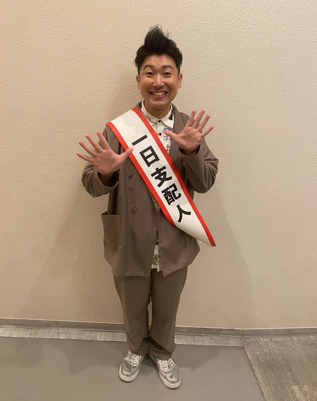 吉本新喜劇のインスタグラム：「おはようございます☀️ 今日のなんばグランド花月 一日支配人をつとめるのは、、  #レイチェル　さんです😄  そんな、🕺レイチェルさん🕺 なんと11月19日(日）なんばグランド花月にて 初の単独イベントを行います💐💐🎉🎉  詳細はこちらをチェックくださいね～ https://onl.sc/9aAiVAf  #吉本新喜劇 #レイチェル」