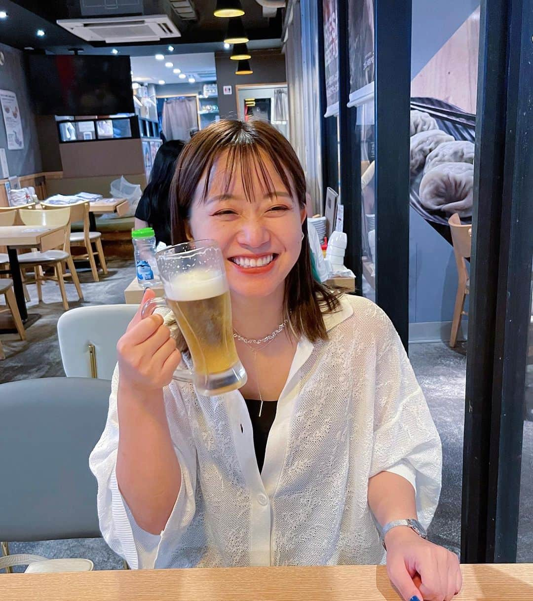 新井和佳奈のインスタグラム：「頑張った後のビール🍻はやっぱうまいよねぇ〜ーー🤟 みんなはビール派ですか？ レモンサワー？ ハイボール？😎　  #幕開け #ワンマンライブ #路上Live #路上スナップ  #路上シンガー #路上singer #映画主題歌 #歌 #歌カバー #歌カバー動画 #歌ってみた #歌好きな人と繋がりたい  #シンガー #シンガーソングライター #シンガーソングライターと繋がりたい  #イヤフォン #和佳奈 #アカペラ #acappella #弾き語り #弾き語り女子  #弾き語り動画  #弾き語りさんと繋がりたい #溝ノ口劇場」