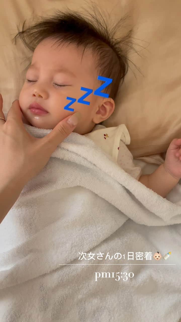 のインスタグラム：「次女さん8ヶ月になりました👶🏻🍼 1日の次女さんに密着してみました🎥✨  なーんもない日だから常に寝てるけど💤  まだ、1人お座りも完璧にはできない なかなか成長ゆっくりベビー👶🏻 ちなみに長女も発語以外、全部遅かったな🤣  まだまだ赤ちゃんでいてくれぇぇぇ  #8ヶ月ベビー#8ヶ月女の子#女の子ベビー#赤ちゃんのいる暮らし#子育てルーティーン#モーニングルーティン」