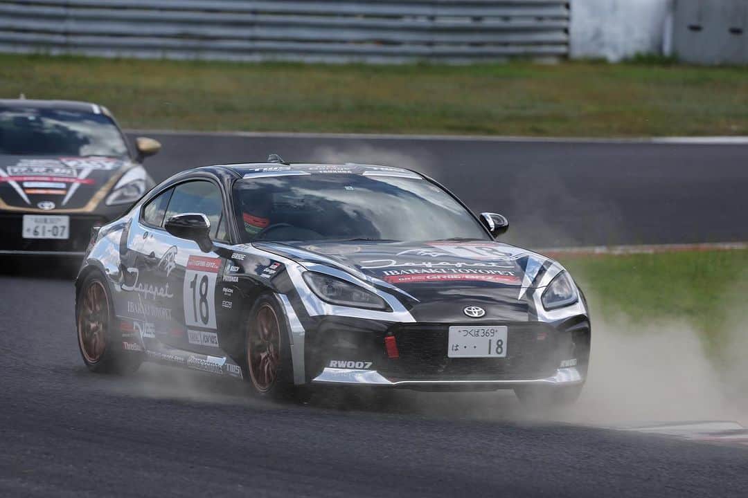 中山雄一のインスタグラム：「GR86/BRZ Cup 岡山大会🍇 ⁡ ⁡ 予選13位😒 決勝10位😌 ⁡ ⁡ 予選はお昼の暑い時間帯で、そのコンディションで速く走る術が見つからないままのドライビングとなり、前日からは少し改善したものの、13番手。 まぁ0.3秒差なので悪くはないかと心を落ち着けるものの要改善です。 ⁡ 決勝はスタートから2周目で3台パスすることができて、13番手から1番近い目標であった10位1点のポイントを獲得💰 まだまだ摩訶不思議は続きそうです。  @_tomokitakahashi_  お大事に💊  #茨城トヨペット #GR86」