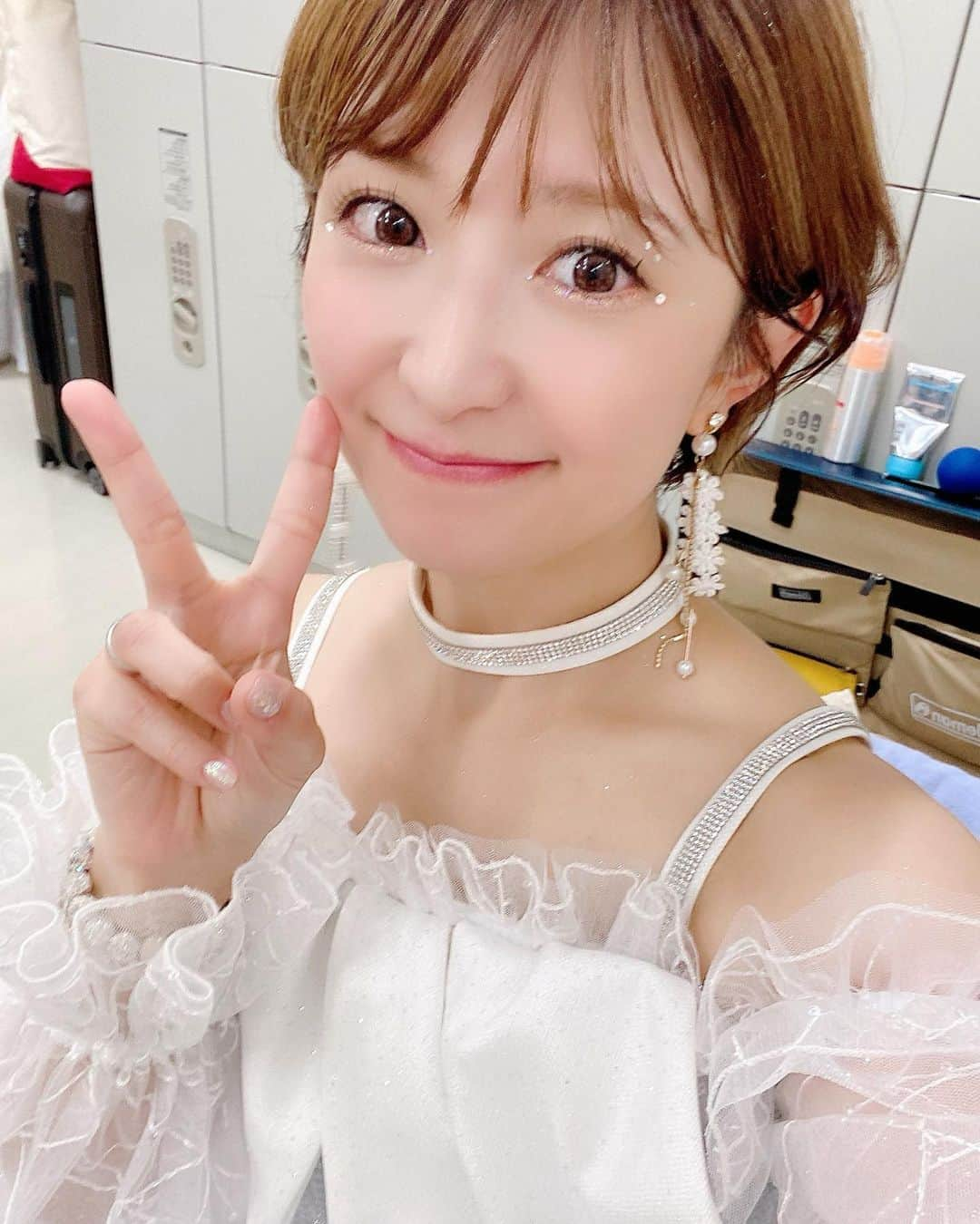 矢口真里のインスタグラム：「メイク中、 辻ちゃんとラインストーン合戦を繰り広げた結果。 こんな感じのメイクになりました。 ラメとかラインストーンをいっぱいつけちゃった。 冷静になった時ちょっと恥ずかしくなったので、 圭ちゃんと梨華ちゃんを誘い 巻き添えにしました。 後に、れいなを見に行ったら流石でした。 ラインストーン上級者。  結果ステージ映えしました。 辻ちゃん誘ってくれてありがとう。 メイクすっごい楽しかったー😁✨  #ラインストーンをつけたい #ブレると目立つラインストーン」