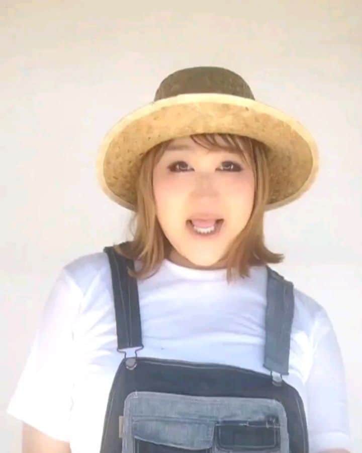 りんごちゃんのインスタグラム：「TOWADA～aoimori～  みなさんも是非、 真似して歌って踊ってみて くださいな♡♡♡♡♡♡♡  @jessica_0825_jessica ちゃんが 振り付けをしてくれました😍‼️  ミュージックビデオは YouTubeで見れます♪♪」