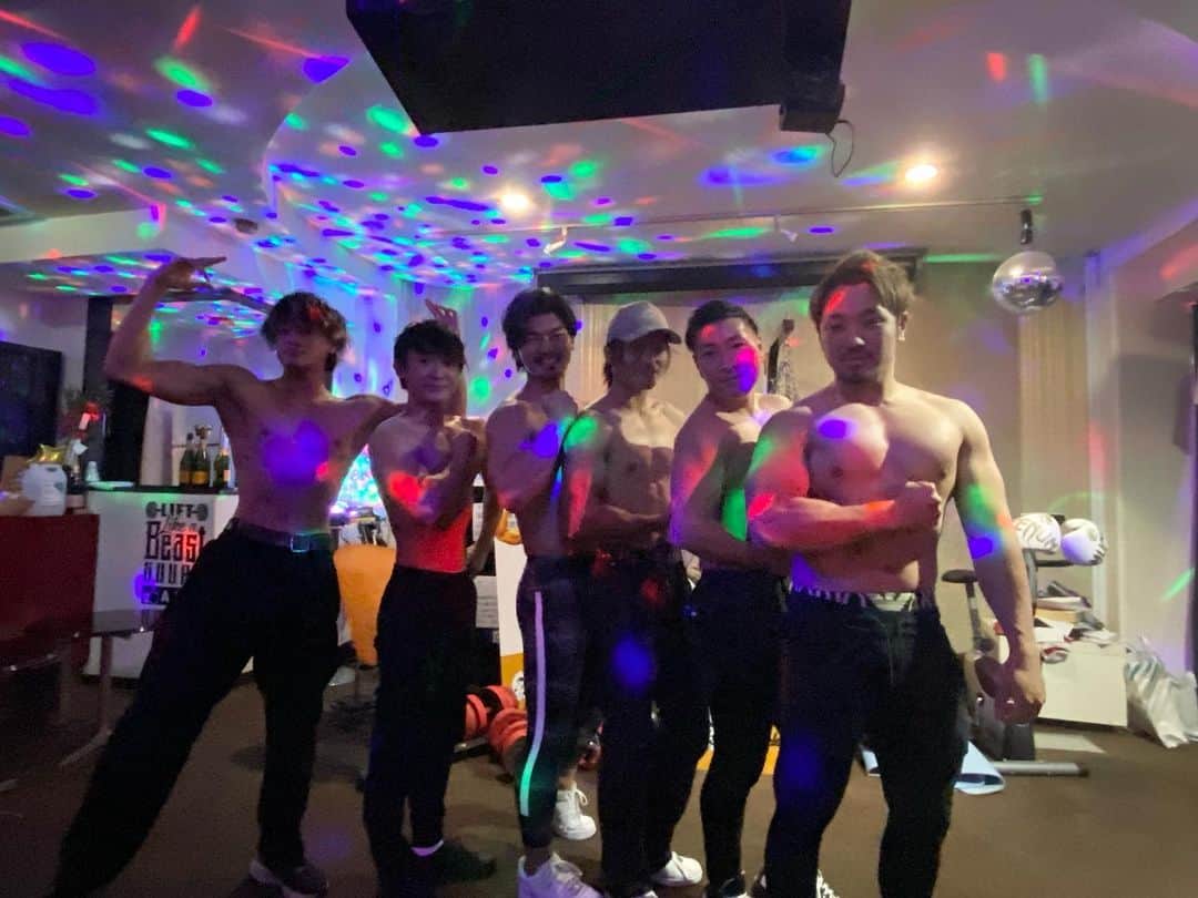 のインスタグラム：「昨日も週初めの月曜日から沢山のお客様の来店誠にありがとうございマッスル💪 ・ マッスルバーに来られるお客様はなぜか圧倒的に看護師のお客様が多いです🙆‍♀️✨✨ その際に刺しやすそうとかいつも血管を褒められマッスル🥺🌈 ・ では、本日も19時よりお待ちしておりマッスル💪♫  ーーーーーーーーーーーーーーーーーーーーー  北新地マッスルバー 大阪市北区堂島浜1-3-22 堂島タウン2F Tel:06-6344-8878  仙台支店 仙台マッスルバー 宮城県仙台市青葉区国分町2-5-17 車屋ビル4F ☎︎08023592607 @sendaimusclebar   #マッスルバー #fyp #fypシ #コンセプトバー #コンセプトカフェ #大阪 #大阪観光 #osaka #muscle #musclebar #촣아 #相互フォロー #おすすめ #おすすめにのりたい #在地人推薦 #減肥 #景點 #網美景點 #旅遊 #맞팔#팔로우 #좋아요반사 #일본  #ユニバ #テーマパーク#筋肉」