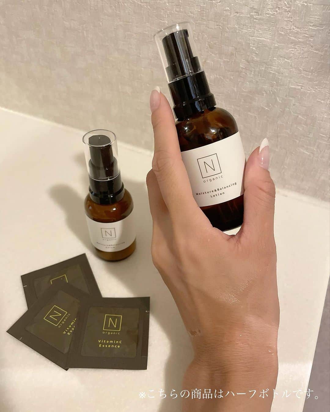 鈴木優美 のインスタグラム：「産後何度も使ってお世話になった N organic @norganic_official ✨ 使っているのはモイスチュア&バランシングローションセラムハーフボトルセット(ローション50mL/セラム30mL/VCエッセンスパウチ3包)。 久しぶりに使ってみて、自然豊かな柑橘系の香り(スウィートシトラス)に改めて癒し時間になる🥺🍃 日本製の保湿される化粧水と一本で三役のマルチ美容乳液。 すっと馴染んで、肌が柔らかくなる使用感 このサイズは約1ヶ月使える量なので、自分の肌に合っているか吟味できるところもハーフボトルの良いところです🙏 Qoo10メガ割だとお得なのだとか✨ 気になった方覗いてみてね🫣 . . . . . . . . . . . . #Qoo10メガ割 #Nオーガニック #スキンケア #PR」