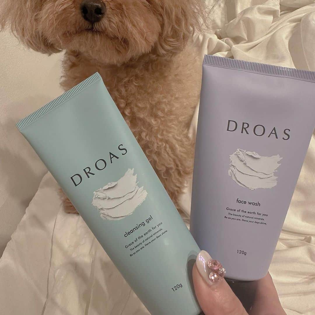 のインスタグラム：「DROASさんから クレイクリアウォッシュと クレイクレンジングジェルを 頂いたのだけど  しっかり落とせてスッキリ感がすごいのに、優しく落とせる感じがすばらしかった🫶🏻 もともと、シャンプー使ってて そちらもよかったで 流石すぎます👏  シトラスグリーンの香りも◎  9/13〜マツキヨ、ココカラで買えるよ🤍🤍  #PR #DROAS #クレンジング」