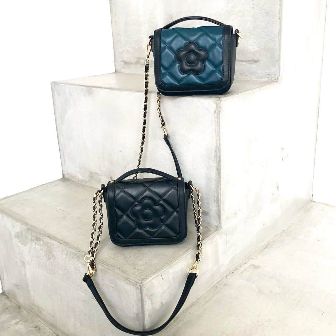 MARY QUANT officialのインスタグラム：「- #スクエアキルトデイジーパッチ2WAYミニショルダー - #MARYQUANT #2023AUTUMN #NEWITEMS #FASHION - #マリークヮント #バッグ  #ショルダー #ショルダーバッグ #2WAYバッグ #ミニバッグ #秋小物」