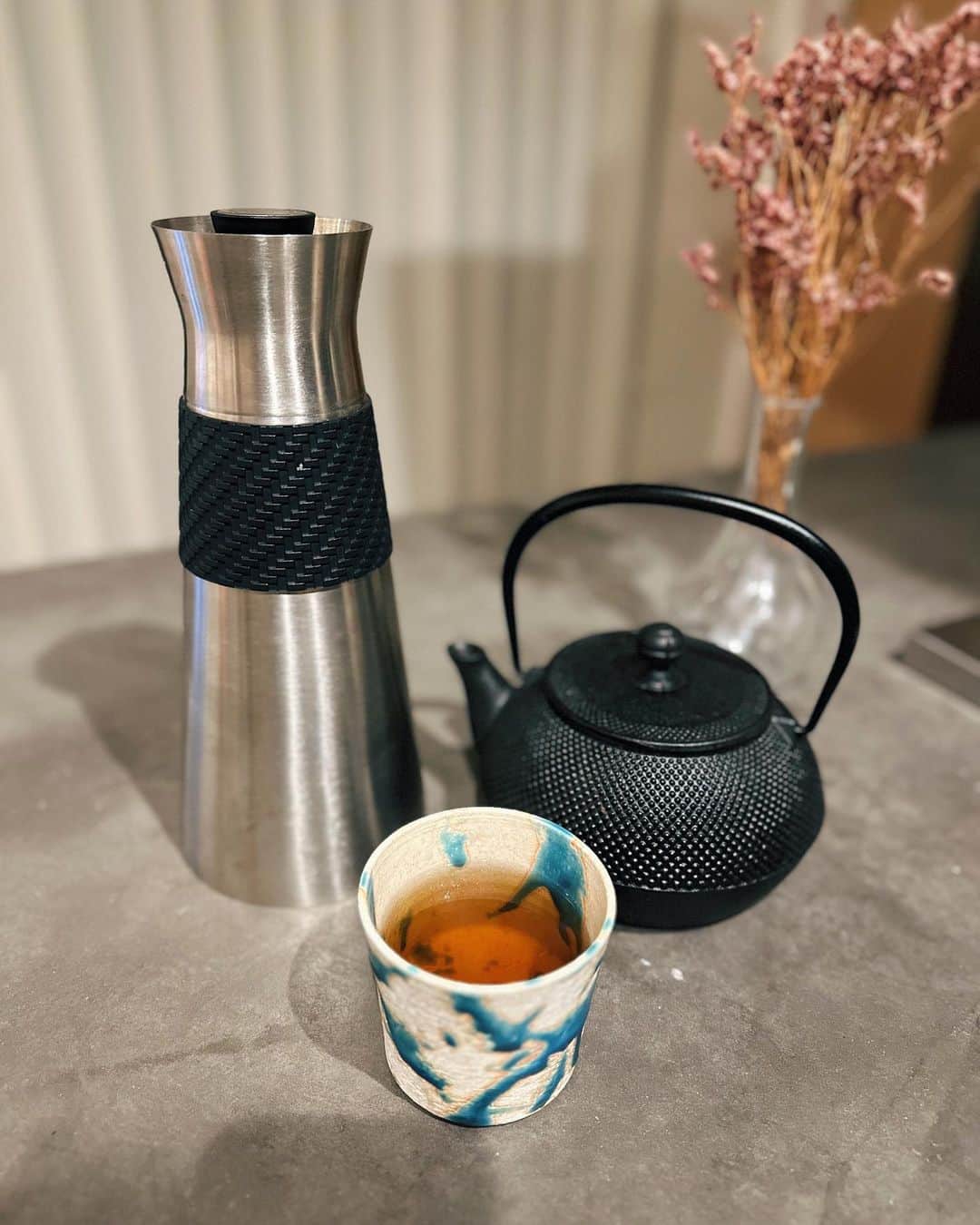 忍舞のインスタグラム：「わたしのお茶グッズ🍵  鉄瓶でお湯をわかして 保温してくれる大きめタンブラー 宮古島の大好きチームからいただいたコップ  そろそろ夏が終わろうとしてるので 季節の変わり目は体が疲れて 風邪を引いたり色々でるので 蓬茶は必須 そこに色んな薬草を。  基本よく飲むのは 蓬茶とマコモ茶と黒焼き玄米茶  体の冷えや、なにか体があれ？って時は是非飲み続けて欲しい。  昔のものは 薬がなくても 体を整えてくれるんだよね。  あっ無農薬のものでよろしく。  今の自分の体が陰なのか陽なのか 知ると 何を食べたり飲んだりしたら良いかわかるから。楽しいのです。  不調が出た時に 自分で対処ができる。  食べ物、飲み物、アロマオイルで 私と息子は体を整えてます❤️  整え方を知ると 今日は疲れたから甘いもの食べちゃえーーー！  お酒沢山飲みたいからのんじゃえー！ってできるよwww  #蓬茶 #薬草茶 #和ハーブ #陰陽 #自然治癒」