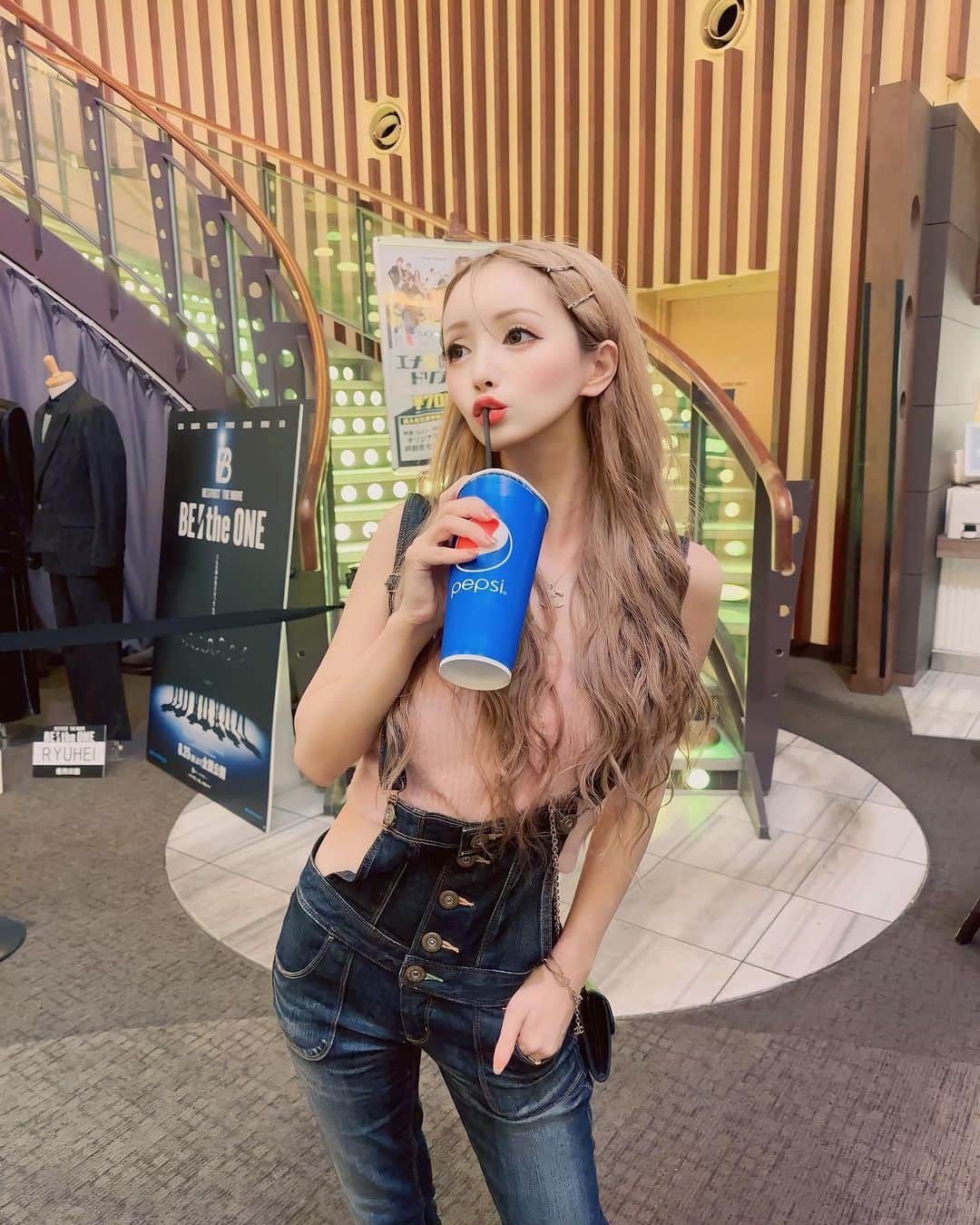根本弥生のインスタグラム：「📽️  Movie day...♡.°  バルト9で見たけど コーラがペプシなのと フレーバーポップコーンがないので 私はピカデリーかtoho派だな🍿🥤  ちなみにこのサロペット、 ✉️でどこのー？って多かったんだけど もう10年前とかのrodeoのやつ!!😂  形がお気に入りすぎて 今でも着てる、物持ち良すぎ🫶🏻🩷  気に入った物はボロボロになるまで 使い込む⤴︎これ超えるデニムサロペに 出逢えてないから、捨てないでいて 良かった…🧸🌼  PS.最近ヘアピンにハマってます。 前髪も１本〜５本、それかなしがキブンでし。  .」