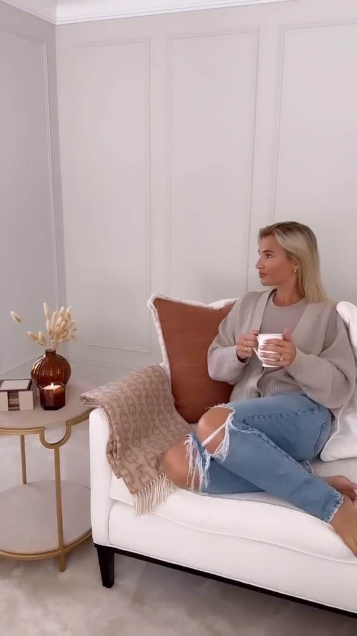 のインスタグラム：「AD What a wonderful summer we had, our first one in our new home but we’re all excited for the Autumn months now 🍁 🍂  I thought I would show you some of the seasonal touches we’ve added around the house from @primark.home - loving all the pumpkin inspired bits 🎃   #iworkwithprimark」