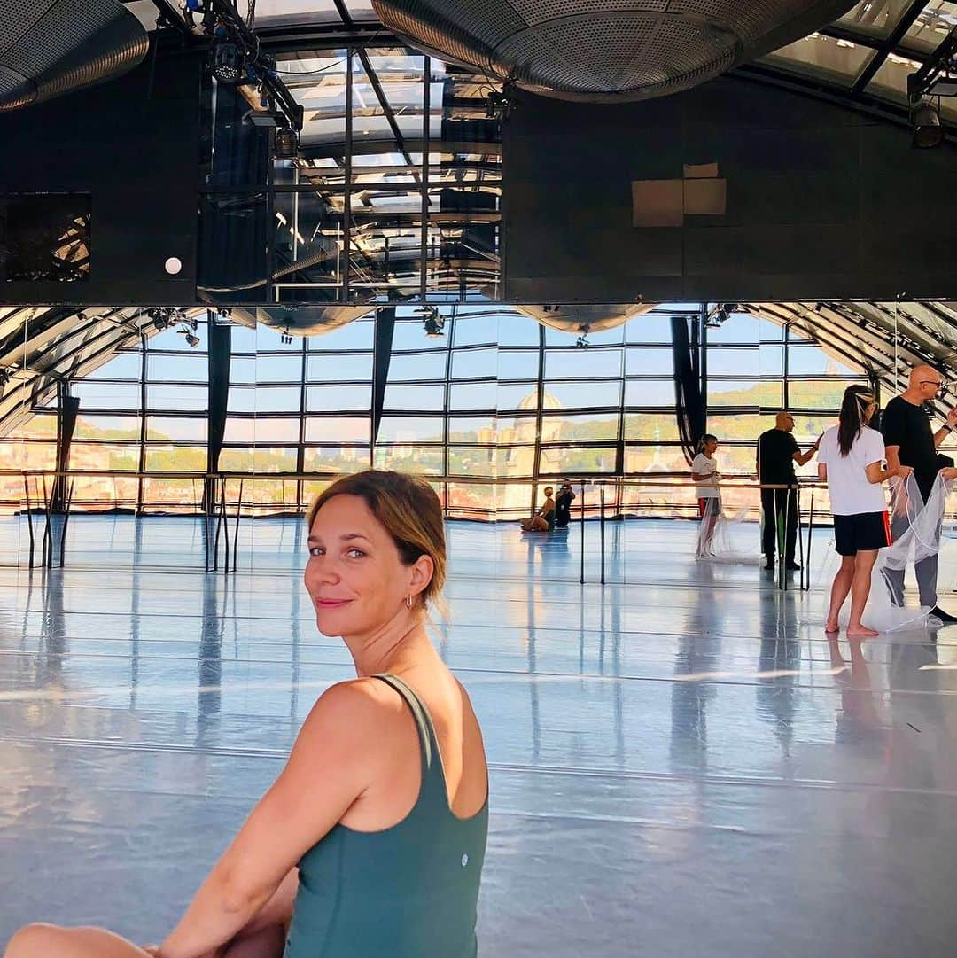 ナタリー・ペシャラさんのインスタグラム写真 - (ナタリー・ペシャラInstagram)「La Biennale de la Danse 2023 a commencé hier ! On y était… 🤩  Dans les coulisses de la @biennaledeladanse,  documentaire produit par @labelletele pour @france3 🎥  À suivre… 💃🏻   👗@lululemon」9月12日 4時10分 - nathaliepechalat