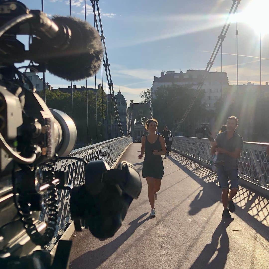 のインスタグラム：「La Biennale de la Danse 2023 a commencé hier ! On y était… 🤩  Dans les coulisses de la @biennaledeladanse,  documentaire produit par @labelletele pour @france3 🎥  À suivre… 💃🏻   👗@lululemon」