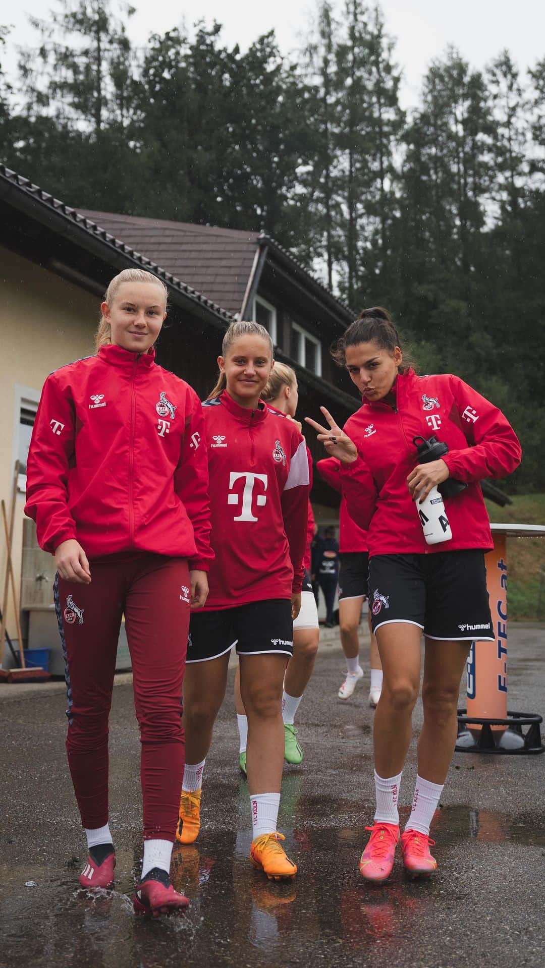 1.FCケルンのインスタグラム：「Erlebt unsere Spielerinnen hautnah – beim Training, Spiel und im Hotel, auf den Busfahrten und beim Canyoning. 👀  Am Sonntag geht endlich die Bundesliga-Saison los. Im Franz-Kremer-Stadion empfangen die @fckoeln_frauen RB Leipzig. Wir geben exklusive und hautnahe Einblicke in das Trainingslager während der Saisonvorbereitung. 🎥  Viel Spaß mit dem kompletten Video 📺 Link in der Story ___ #effzeh」