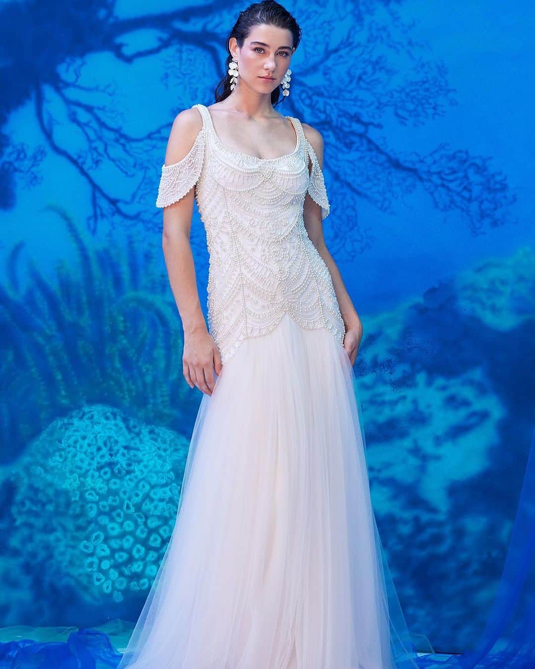 タダシショージのインスタグラム：「An undeniable fit for a modern-day Venus emerging from the sea.  #ss24 #nyfw #tadashishojiss24 #oceanbeauty #underthesea #inspiredbythesea」