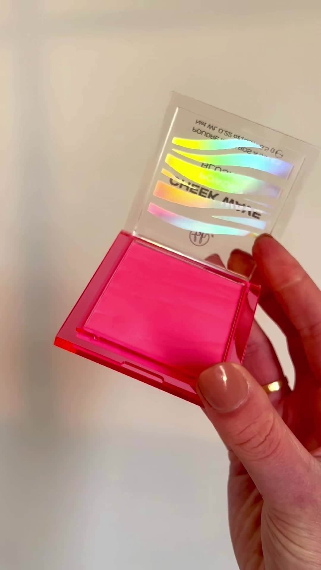 BH Cosmeticsのインスタグラム：「The hot pink Cheek Wave Powder Blush is gonna do it for us 👏 every-time 👏⁣ ⁣ #bhcosmetics」