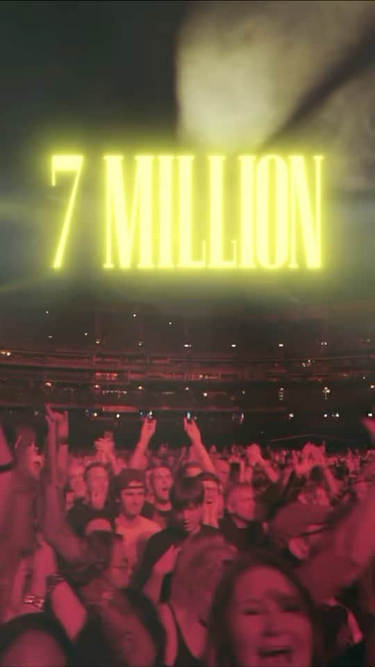 Guns N' Rosesのインスタグラム：「7 F’N’ million! Thank you, Gunners 🌹」