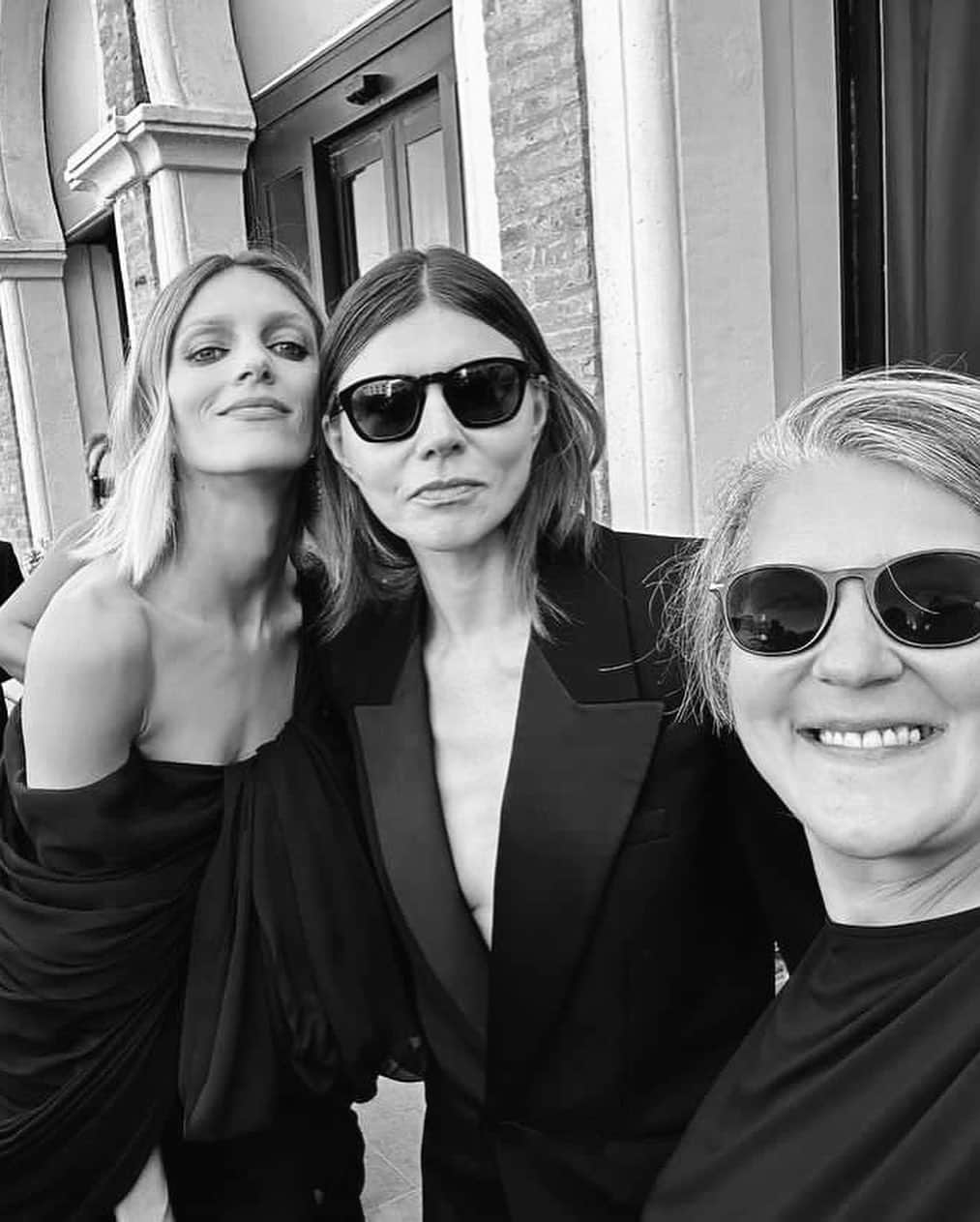 アニヤ・ルービックのインスタグラム：「My heart swelled with joy and pride as I joined my friends to celebrate their labor of love and courage on the big screen.   This year two very important and emotional polish films made it to the main competition at Venice Film Festival. “Green Border” by Agnieszka Holland (horrors faced by refugees between Poland and Belarus) and “Woman Of” by Malgorzata Szumowska and Michał Englert.  ( woman's journey to gender correction)   Ph. @alicja.kozak」