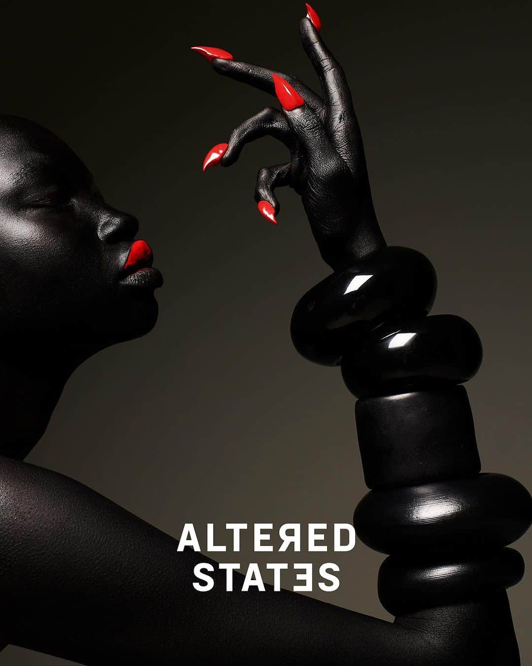 Mei Kawajiriのインスタグラム：「Big red nails for @thealteredstatesmagazine cover 🌹」