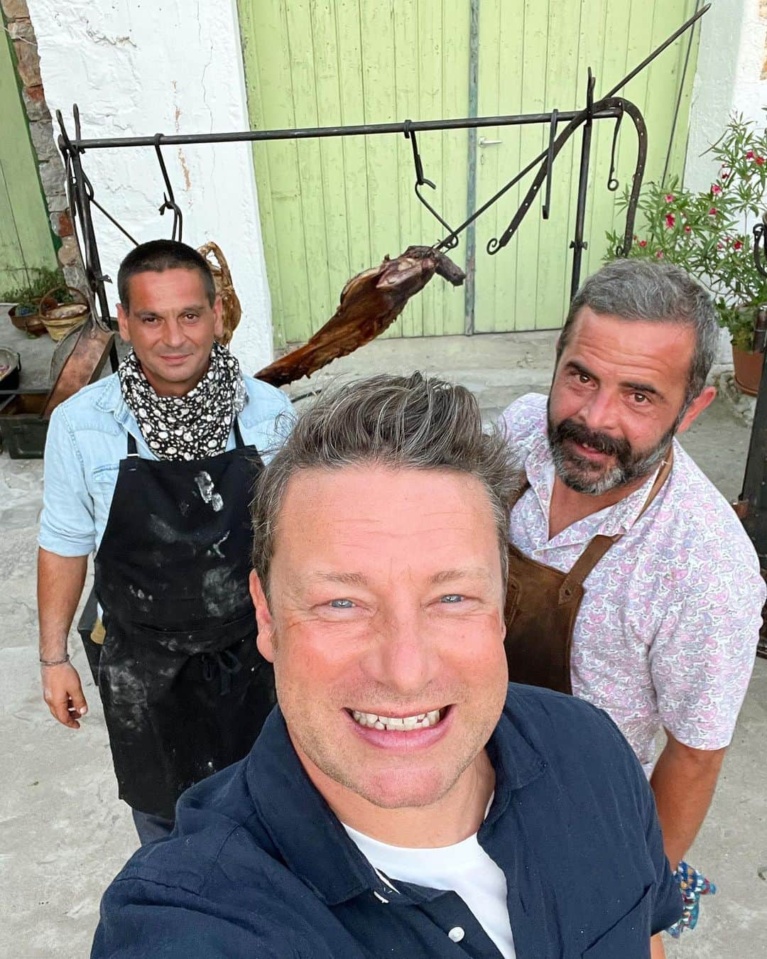 ジェイミー・オリヴァーのインスタグラム：「Some of the wonderful faces of my Greek program which was on TV last night on channel 4 …..if you missed the show you can see it on demand on More 4 @channel4 thanks to everyone that was involved on both sides of the camera Jo x x x」