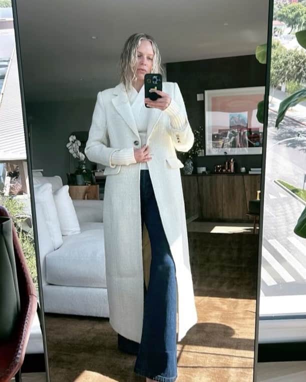 エリン・フォスターのインスタグラム：「It's giving third wife of a mid celebrity who goes to lunch overdressed and keeps talking about the strike, even though it doesn't actually affect her.」