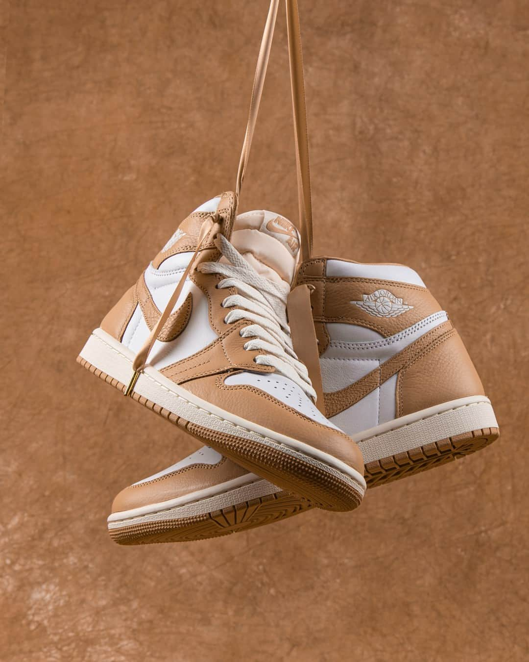 Foot Lockerさんのインスタグラム写真 - (Foot LockerInstagram)「A luxurious vibe ✨ The Air Jordan Retro 1 'Praline' launches September 13th.  Reservations are now open via the Foot Locker App.」9月12日 4時32分 - footlocker