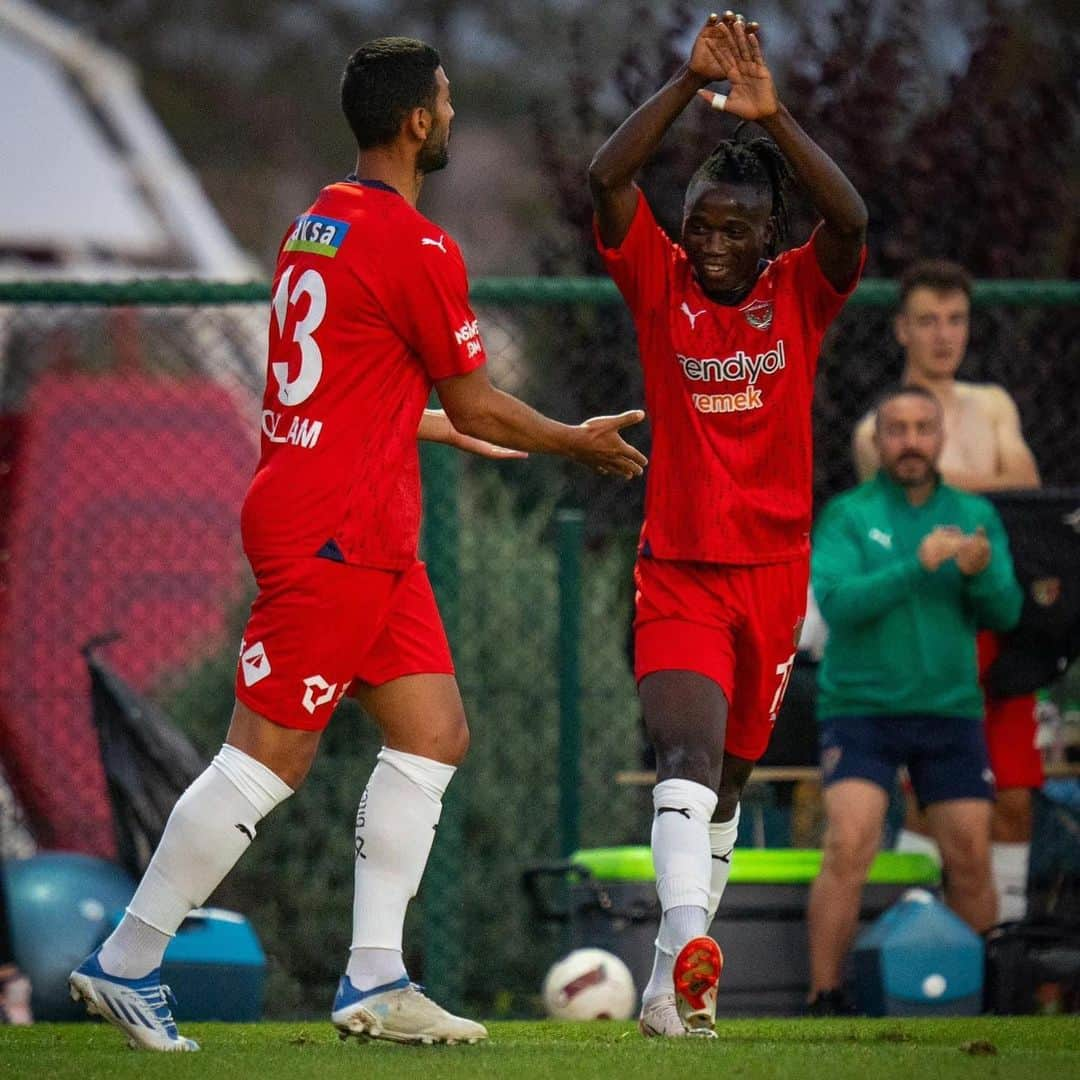 ファウジ・グラムさんのインスタグラム写真 - (ファウジ・グラムInstagram)「⚽️ 💪🏽  #FG 🔴」9月12日 4時43分 - ghoulam.faouzi