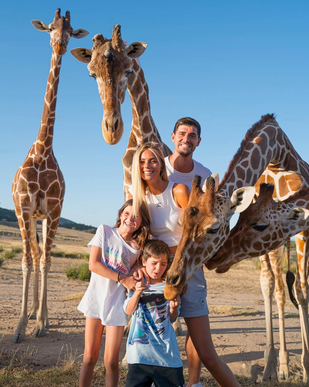 ティボ・クルトゥワのインスタグラム：「Hace un mes tuvimos una experiencia increíble en @safarimadridoficial   Siempre un placer volver a ver a mis hermanos 🦒😜」