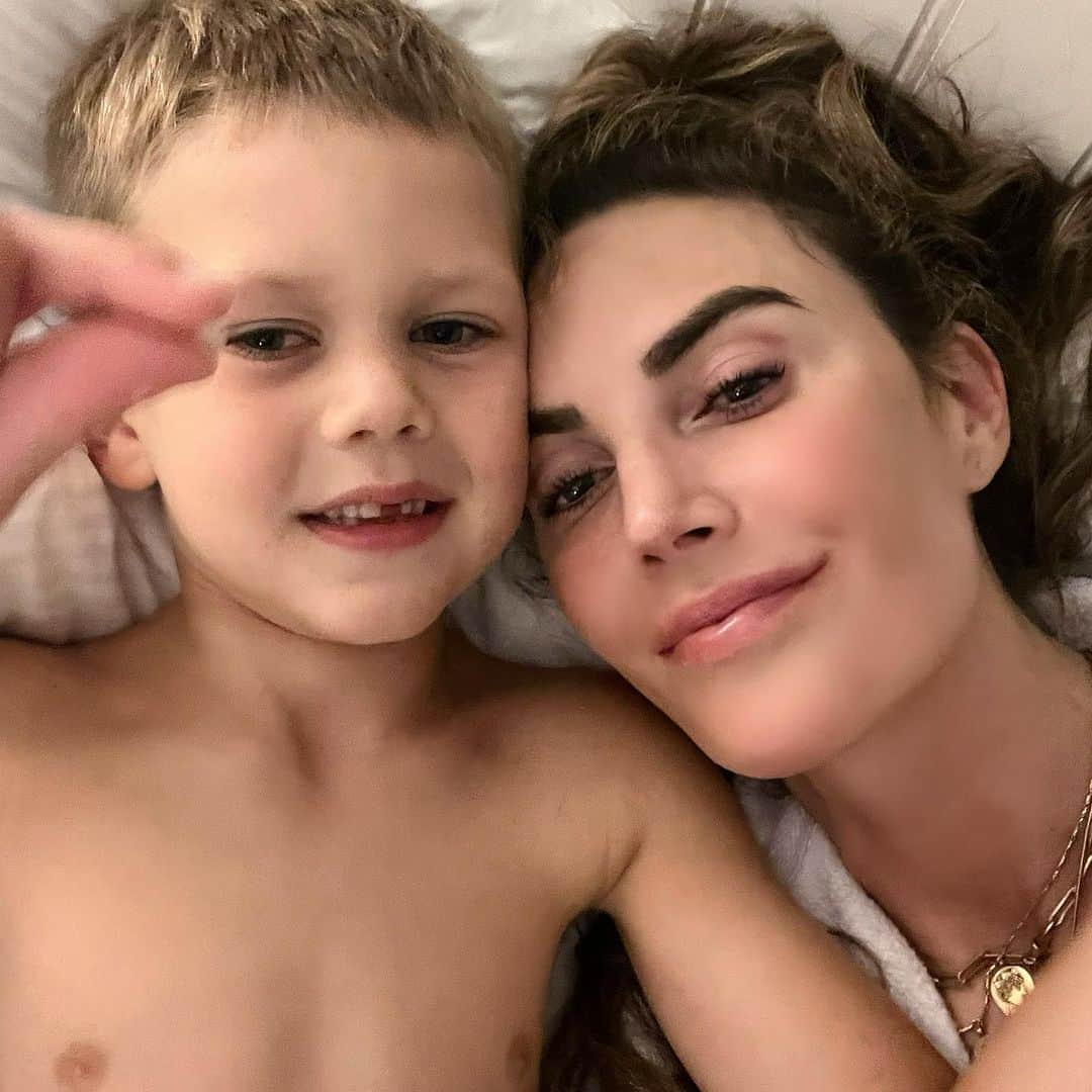Elizabeth Chambers Hammerさんのインスタグラム写真 - (Elizabeth Chambers HammerInstagram)「Our stunning Christina, GM and Director of all @birdbakery operations, was married last month. I cried very hard (and not cute) because they have one of those rare loves.  Soulmates from day one—I remember her telling me when she met him while she was attending Syracuse and working summers at BIRD. It was everything then and of course, even more so now. College sweethearts and loves for life. 🤍🕊️   Separately, Ford lost his first top tooth (more tears and late night tooth 🧚 scramble) that evening and I proceeded to channel my inner Clark Griswold with our 9,000 stop summer tour. Niagara Falls/Canada/America/Penn Yan (location of the wedding) all of the things and hikes to round out the most beautiful wedding weekend. Love you and your love, @twinsterthing1 🤍」9月12日 4時41分 - elizabethchambers