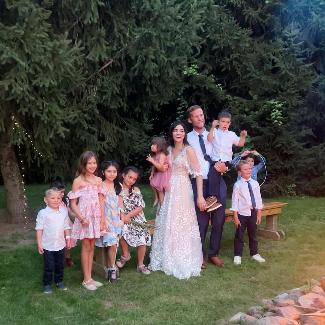Elizabeth Chambers Hammerさんのインスタグラム写真 - (Elizabeth Chambers HammerInstagram)「Our stunning Christina, GM and Director of all @birdbakery operations, was married last month. I cried very hard (and not cute) because they have one of those rare loves.  Soulmates from day one—I remember her telling me when she met him while she was attending Syracuse and working summers at BIRD. It was everything then and of course, even more so now. College sweethearts and loves for life. 🤍🕊️   Separately, Ford lost his first top tooth (more tears and late night tooth 🧚 scramble) that evening and I proceeded to channel my inner Clark Griswold with our 9,000 stop summer tour. Niagara Falls/Canada/America/Penn Yan (location of the wedding) all of the things and hikes to round out the most beautiful wedding weekend. Love you and your love, @twinsterthing1 🤍」9月12日 4時41分 - elizabethchambers