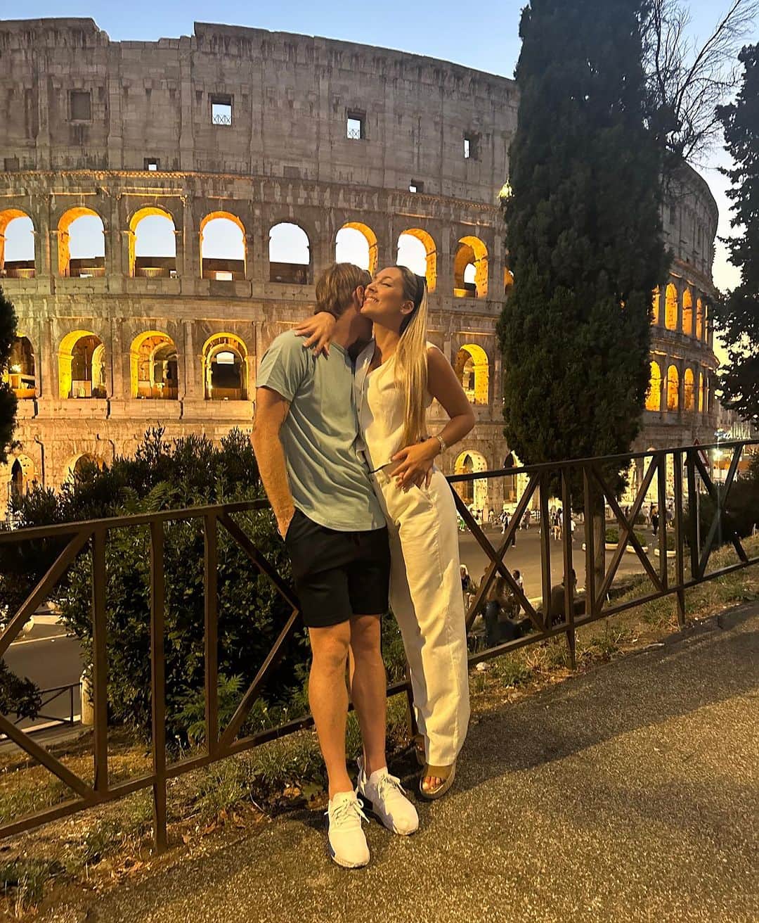 アレハンドロ・フェルナンデス・イグレシアスのインスタグラム：「Col mio amore nella città eterna🧡」