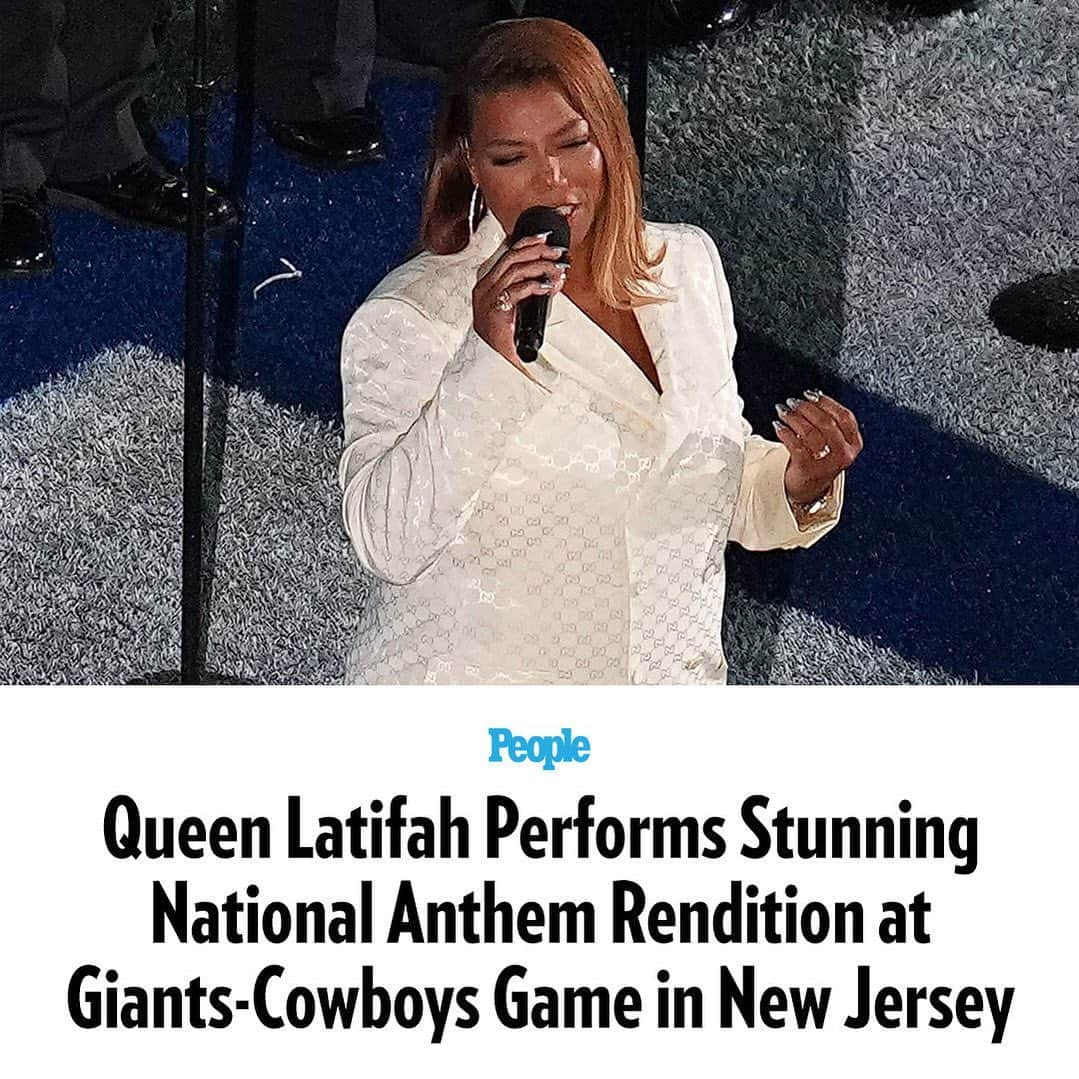 People Magazineさんのインスタグラム写真 - (People MagazineInstagram)「Legend! 👑 👏 On Sunday, #QueenLatifah sang a stunning rendition of "The Star-Spangled Banner" ahead of the New York Giants vs Dallas Cowboys game. Tap the link in our bio to watch. |📷: Mitchell Leff/Getty」9月12日 5時00分 - people