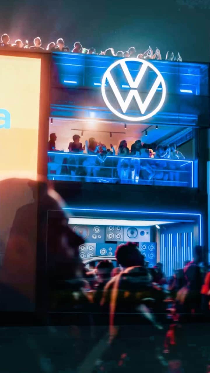 のインスタグラム：「O #TheTown acabou e a gente já tá com saudade demais! Foram 5 dias com pessoas MARAVILHOSAS, cheias de estilo e energia eletrizante passando pelos espaços Volks e interagindo com tudo o que preparamos. Em breve tem mais! #VouDeVolks #VWBrasil  #VWParaTodos Vídeo. O vídeo começa com o T-Cross andando na pista de Interlagos e logo há transição para imagens do público e celebridades curtindo as atrações dos espaços Volks no The Town durante os 5 dias de evento.」