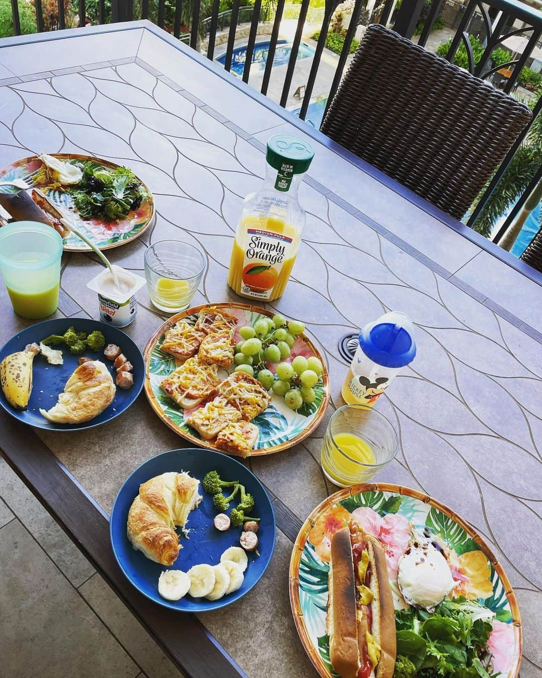 阪井あゆみさんのインスタグラム写真 - (阪井あゆみInstagram)「Good morning ☀️🌴 今回のHawaii滞在はキッチン付きのコンドミニアムにしました👩🏻‍🍳 子供がいるのでこのタイプのお部屋が便利です✨そんなわけでバケーションと言えど、なんら変わらない日常を過ごしております。外食は殆どせず自炊👩🏻‍🍳👐🏻大変だけどドデカキッチンが楽を導いてくれてます🤙🏻🤍 もうすぐ2歳、1歳を迎える息子達も離乳食離れし薄味大人食を食べてくれるようになったから有難い🫶🏻❣️納豆、うどん、お味噌、ミートパスタ、カレー、ハンバーグ、お好み焼き、親子丼…何にもお洒落さはありませんが笑 よく食べてくれました☺️  外食の際は 便利な缶ミルクと#manmaのおじやで👶🙏  #Hawaii #年子兄弟#家族旅行#海外#お食事情#自炊#結果1番楽です#おしゃれ飯に憧れ #プールサイドでお昼寝とかしたい #マッサージとかエステとか…行きたい #まだ続きます」9月12日 4時54分 - ayumisakai0121