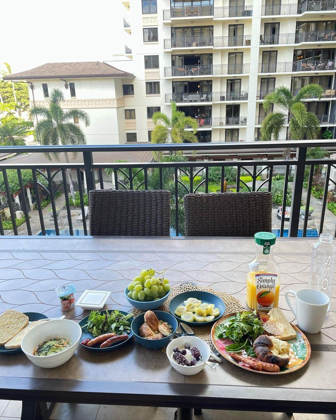 阪井あゆみのインスタグラム：「Good morning ☀️🌴 今回のHawaii滞在はキッチン付きのコンドミニアムにしました👩🏻‍🍳 子供がいるのでこのタイプのお部屋が便利です✨そんなわけでバケーションと言えど、なんら変わらない日常を過ごしております。外食は殆どせず自炊👩🏻‍🍳👐🏻大変だけどドデカキッチンが楽を導いてくれてます🤙🏻🤍 もうすぐ2歳、1歳を迎える息子達も離乳食離れし薄味大人食を食べてくれるようになったから有難い🫶🏻❣️納豆、うどん、お味噌、ミートパスタ、カレー、ハンバーグ、お好み焼き、親子丼…何にもお洒落さはありませんが笑 よく食べてくれました☺️  外食の際は 便利な缶ミルクと#manmaのおじやで👶🙏  #Hawaii #年子兄弟#家族旅行#海外#お食事情#自炊#結果1番楽です#おしゃれ飯に憧れ #プールサイドでお昼寝とかしたい #マッサージとかエステとか…行きたい #まだ続きます」