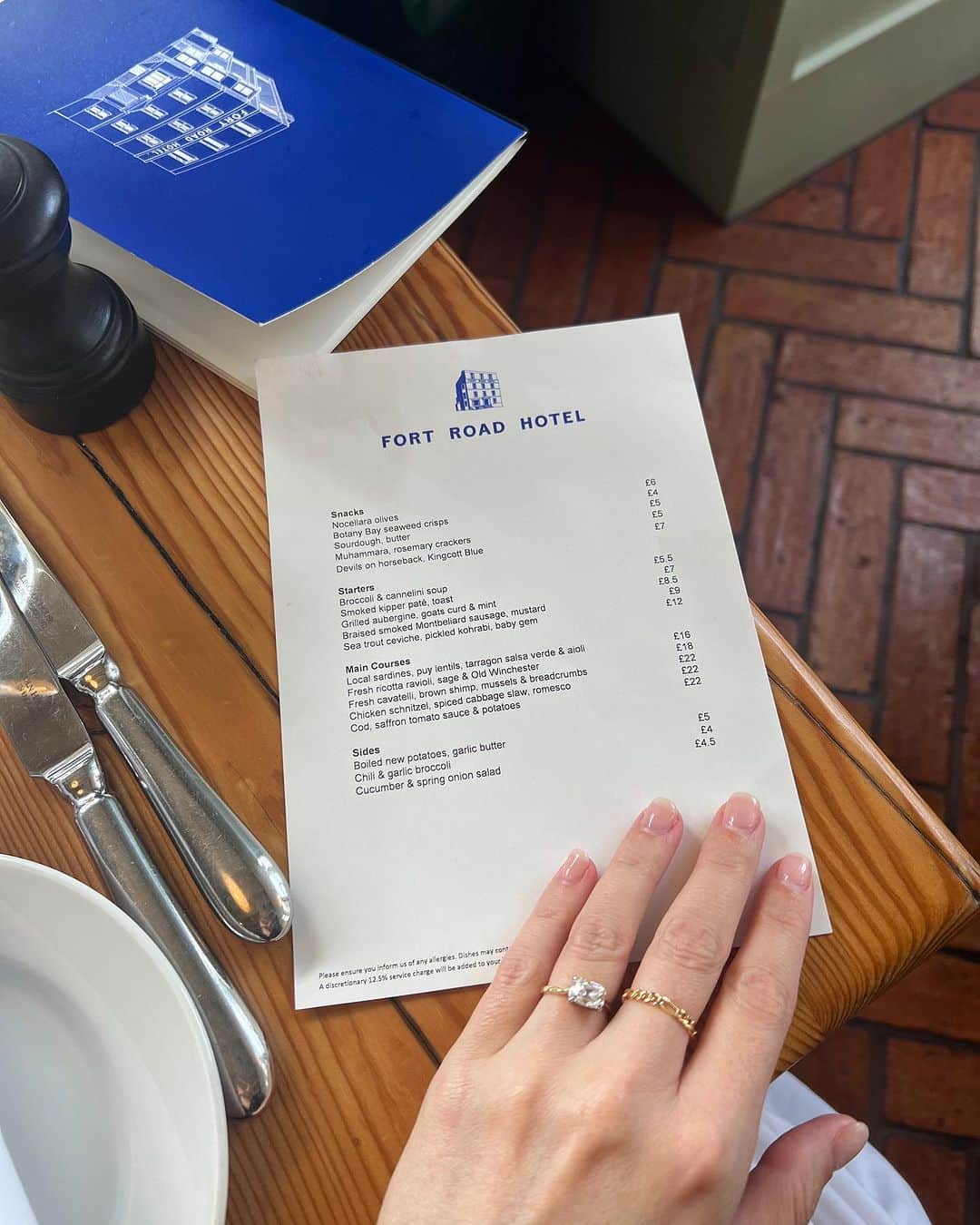 Estée Lalondeのインスタグラム：「10/10 would go back @fortroadhotel」