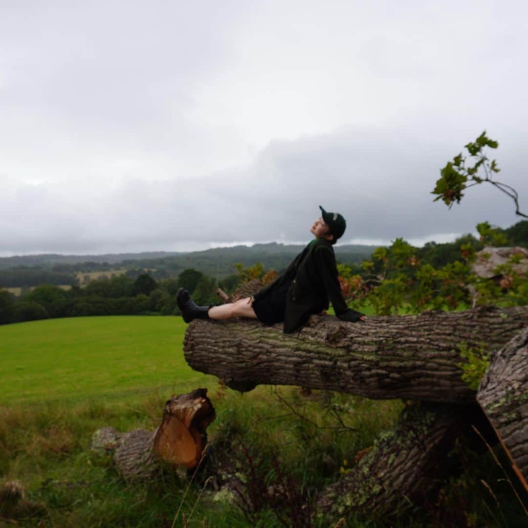 神谷由香さんのインスタグラム写真 - (神谷由香Instagram)「"Pooh's hometown🍯Hartfield"  プーさんの故郷へ🐝 100エーカーの森へ!!  この日の天気は☔︎☁︎☀︎  降ったり止んだり晴れたりして大自然の森を 存分に感じて癒されました🥰  投げ棒橋でのプー棒投げはえりやちゃんの勝利😗✨  #ハートフィールド　#Hartfield #100エーカーの森 #プーさんの故郷　#winniethepooh」9月12日 5時02分 - kamiya_yuka_