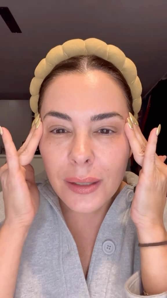 CLARINSのインスタグラム：「How to apply Total Eye Lift with @ericataylor2347   #clarins #totaleyelift #eyecreams #howto #undereyes」