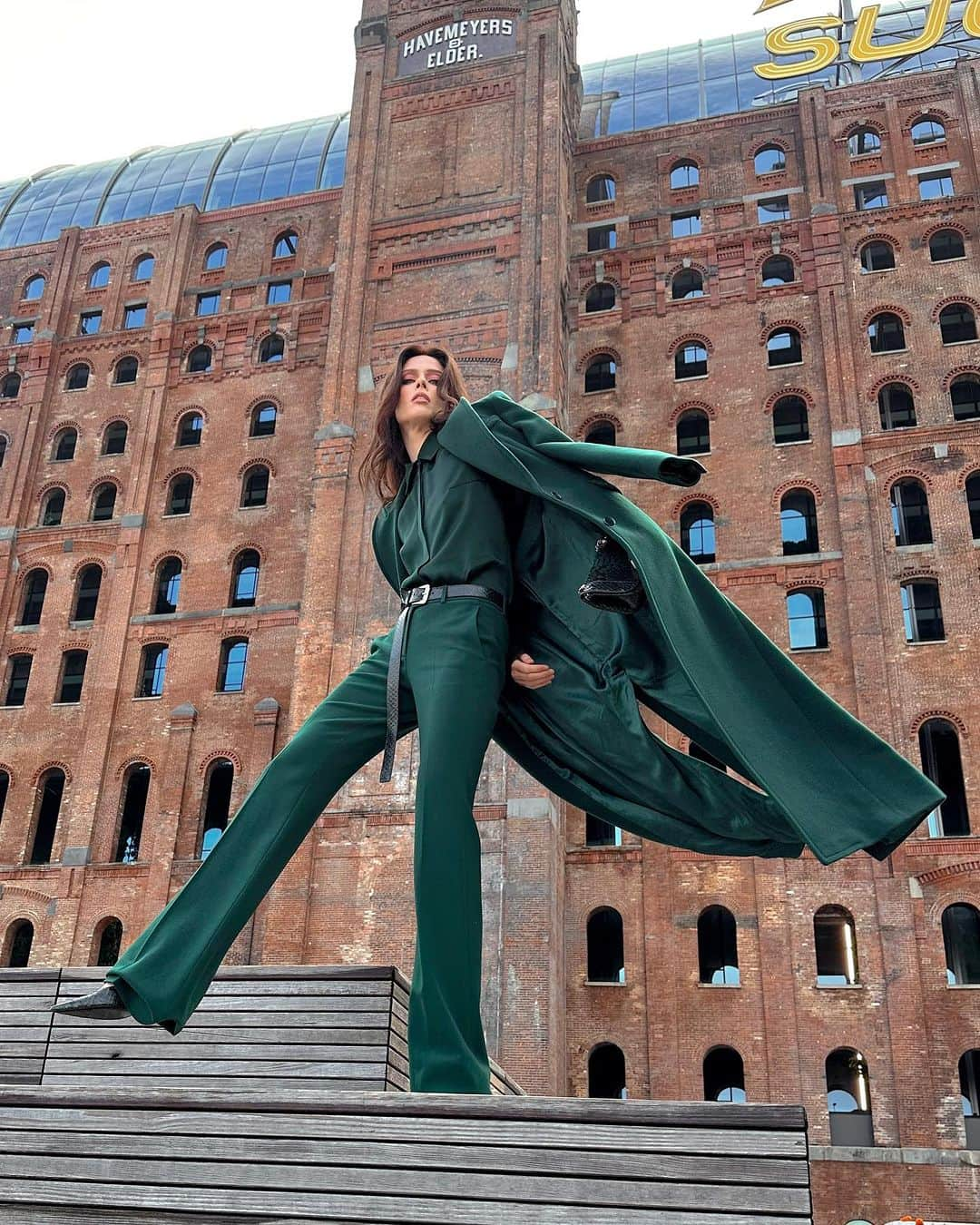 ココ・ロシャさんのインスタグラム写真 - (ココ・ロシャInstagram)「Loved the #MichaelKorsCollection SS24 show this morning at Domino Park, Brookyln! Billowy silhouettes, lace and fresh colors complimented by an amazing waterside venue and punchy florals. Congratulations on another fabulous season to my friend @MichaelKors!   #MichaelKors #NYFW MKPartner」9月12日 5時11分 - cocorocha