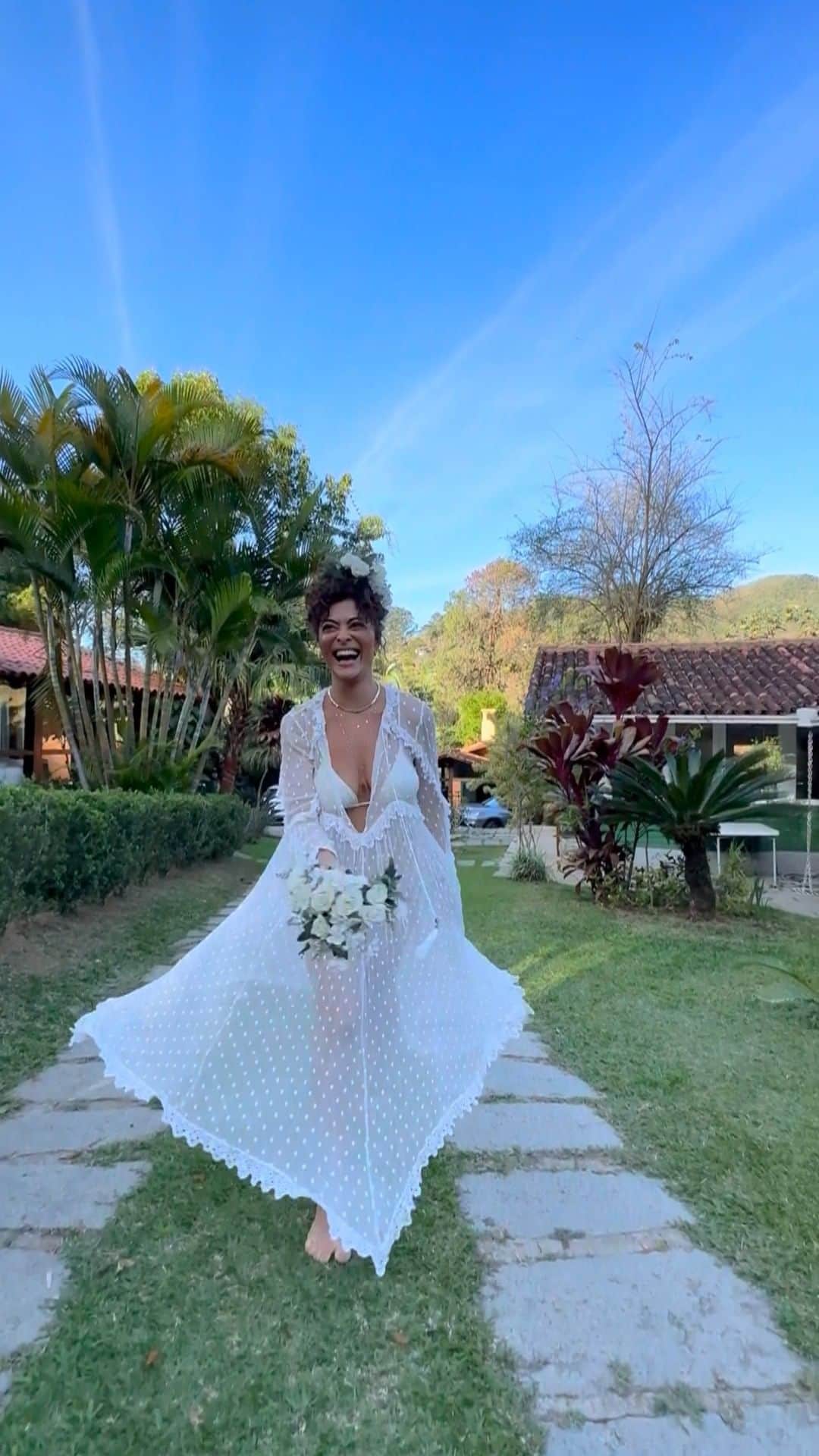 ジュリアナ・パエスのインスタグラム：「Era só mais um feriado entre amigos e família… mas no meio tinha tbm um aniversário: 15 anos de casamento que eu e Dudu já tínhamos combinado de celebrar depois de tudo. E não é que no sítio que alugamos tinha uma igrejinha?  E não é que nossos amigos inventaram uma renovação de votos pra nós? E as crianças se envolveram e cuidaram das flores, e os adultos cuidaram de escalar o celebrante; e um virou DJ, outro virou cerimonialista e videomaker… e meu pai, que anda doentinho, apareceu de surpresa e eu, de repente, me vi tomada por uma emoção de amor, me peguei nervosa e não segurei o choro…  As flores de plástico da mesa viraram buquês e grinalda e meu coração virou uma pulsão de gratidão e alegria tão genuínas.. às vezes o Espírito Santo nos toca assim, de surpresa!   @dudu.baptista … que venham mais aniversários e surpresas e amor pra nós, sempre!」