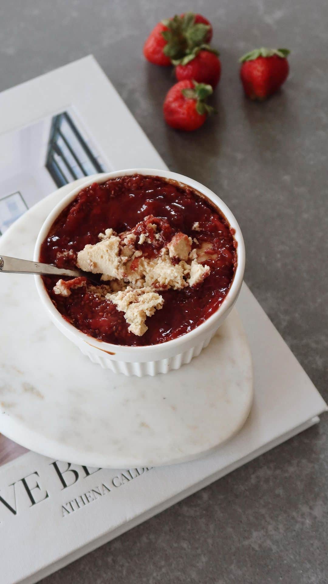 サンヌ・ヴロートのインスタグラム：「Strawberry Cheesecake with 45g of protein! This high protein breakfast recipe is one of my new favorites. It can be challenging to get enough protein in a sweet breakfast dish but this recipe fulfills both! There is no added refined sugars and just taste like a dessert. 🍓   Ingredients:     ⁃    1/2 cup cottage cheese     ⁃    1 egg     ⁃    1/4 cup greek yoghurt     ⁃    1 tsp vanilla extract     ⁃    1 tbsp maple syrup     ⁃    1 scoop vanilla @ritual protein powder     ⁃    1/4 cup fresh strawberries     ⁃    Coconut oil or butter for ramekin  Strawberry Jam:     ⁃    1/2 cup frozen strawberries     ⁃    1.5 tbsp chia seeds     ⁃    1 tbsp maple syrup   Method:      1. In a skillet add frozen strawberries and cook for 2 minutes until soft. Then add chiaseed and stir together. Add into a jar in the fridge so the chiaseed absorbs all the liquid and becomes a jam texture.     2. Add all the cheesecake ingredients to a small food processor and blend until smooth.     3. Add your choice of oil/butter to the ramekin so the batter doesn’t stick.     4. Add the cheesecake mixture to the ramekin and bake for 12 minutes on 375F in airfryer ( or 25 minutes on 350F in oven)     5. Let it cool down and add the strawberry jam on top     6. Ready to serve!  Find more of my recipes and meal plans on @soulsyncbody」