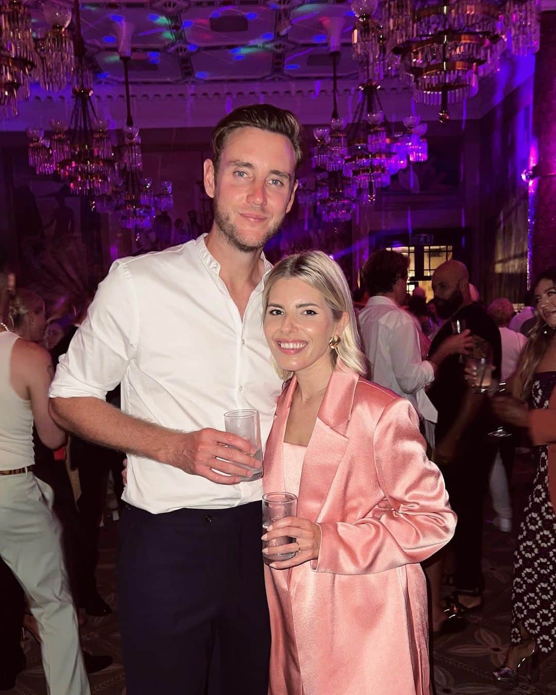 Mollie Kingさんのインスタグラム写真 - (Mollie KingInstagram)「The most magical day celebrating the wedding of @simonjonespr and @incrediblyrich ❤️ Love and happiness was everywhere! So special to be there to celebrate you both, the gorgeous newlyweds!」9月12日 5時20分 - mollieking