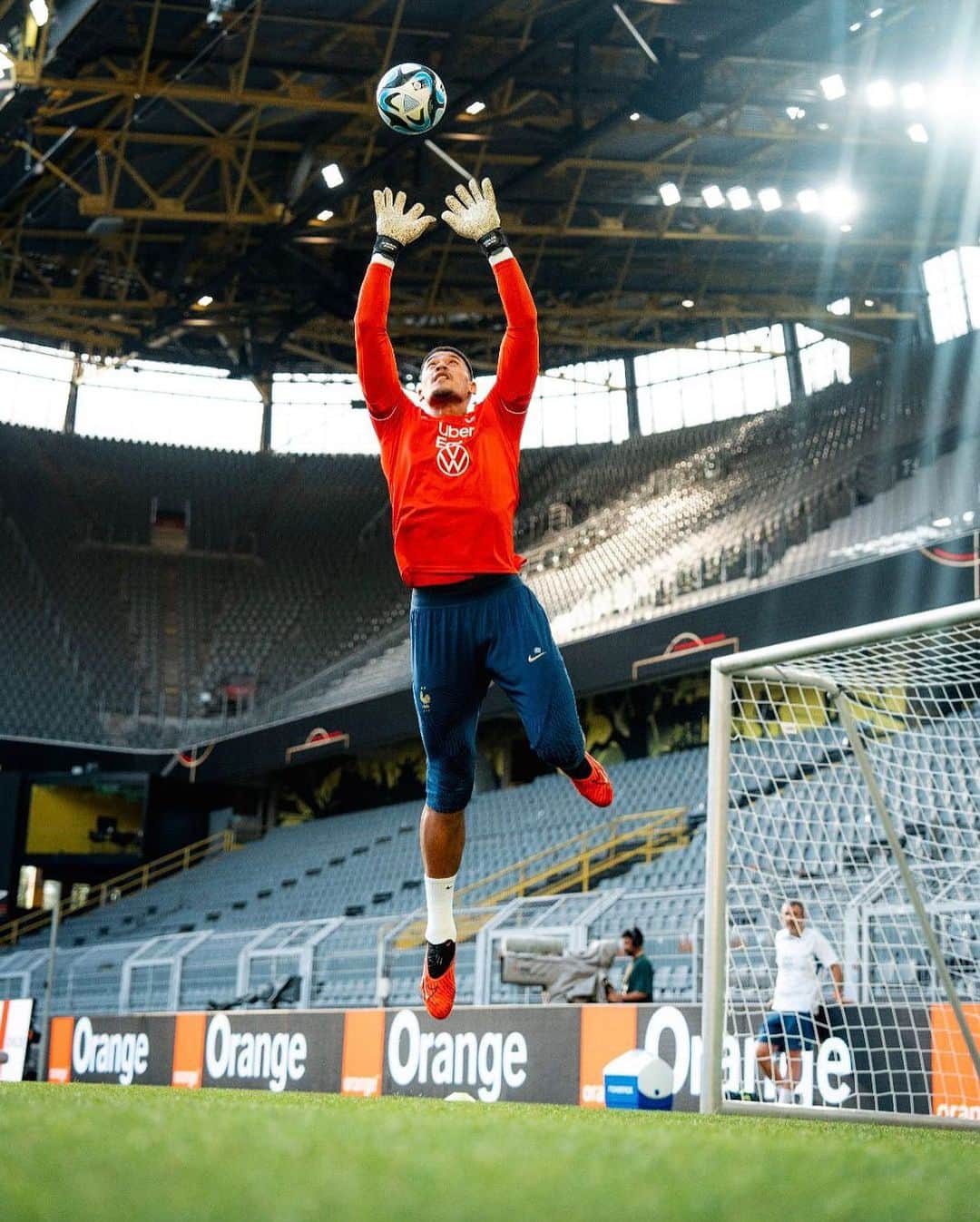 のインスタグラム：「📍Dortmund 🧤@equipedefrance #FiersdetreBleus #AA23」