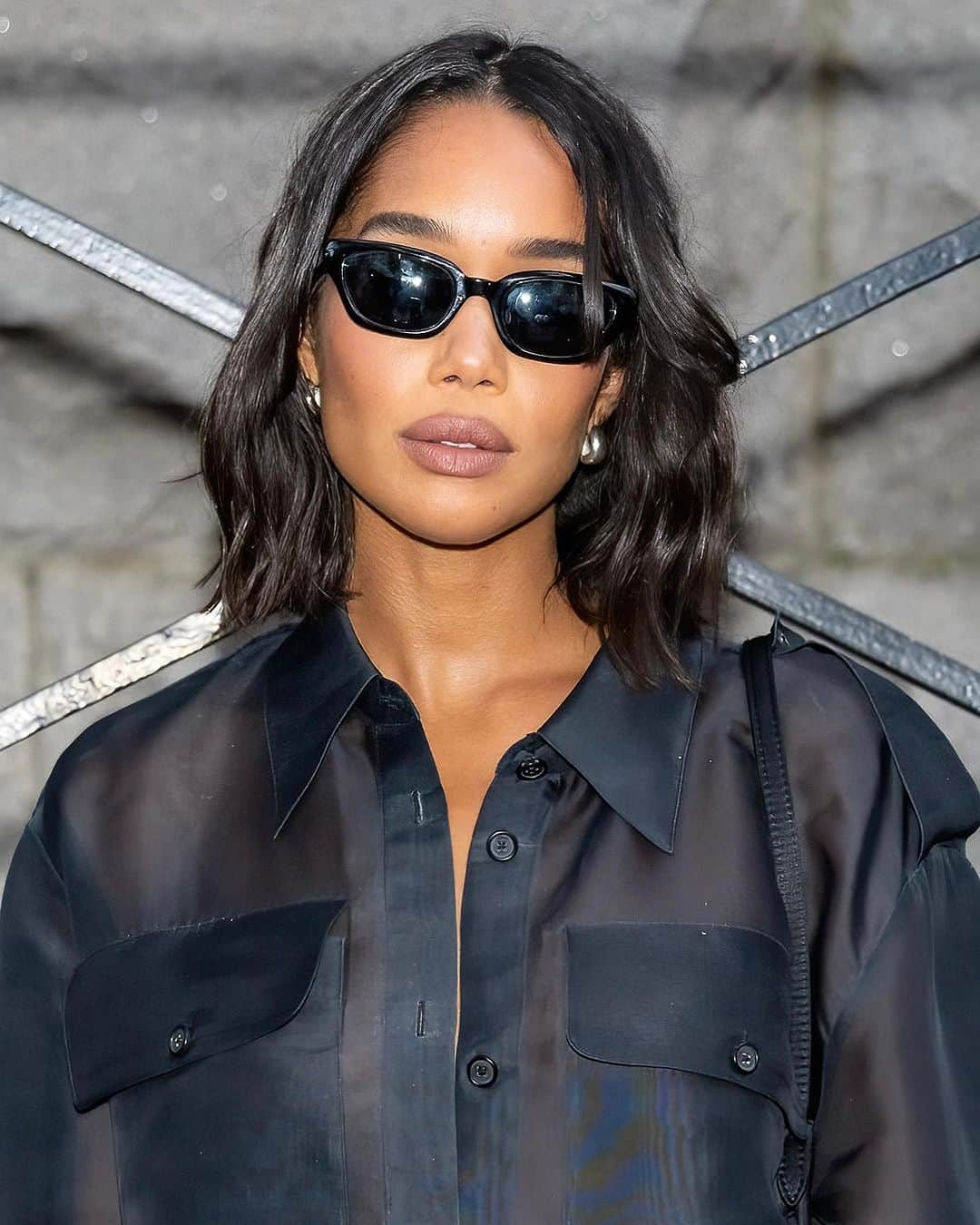 オリバーピープルズさんのインスタグラム写真 - (オリバーピープルズInstagram)「From the runway to the streets of New York, new and favorite @khaite_ny @oliverpeoples frames seen at #NewYorkFashionWeek.⁠ ⁠ Featuring #LauraHarrier in 1983C, #MonicaBarbaro in 1998C, #HannahBronfman in 1968C, and #LouisaJacobson in 1998C. ⁠ Discover the new collection on oliverpeoples.com.」9月12日 5時25分 - oliverpeoples