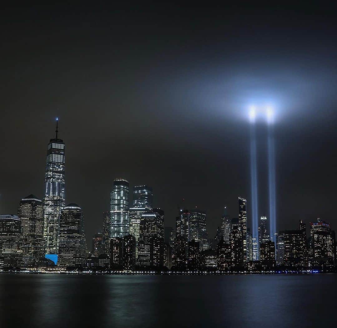 オスカーデラレンタさんのインスタグラム写真 - (オスカーデラレンタInstagram)「#NeverForget   In memory of our brave heroes, and in honor of the strength of New York City.」9月12日 5時25分 - oscardelarenta