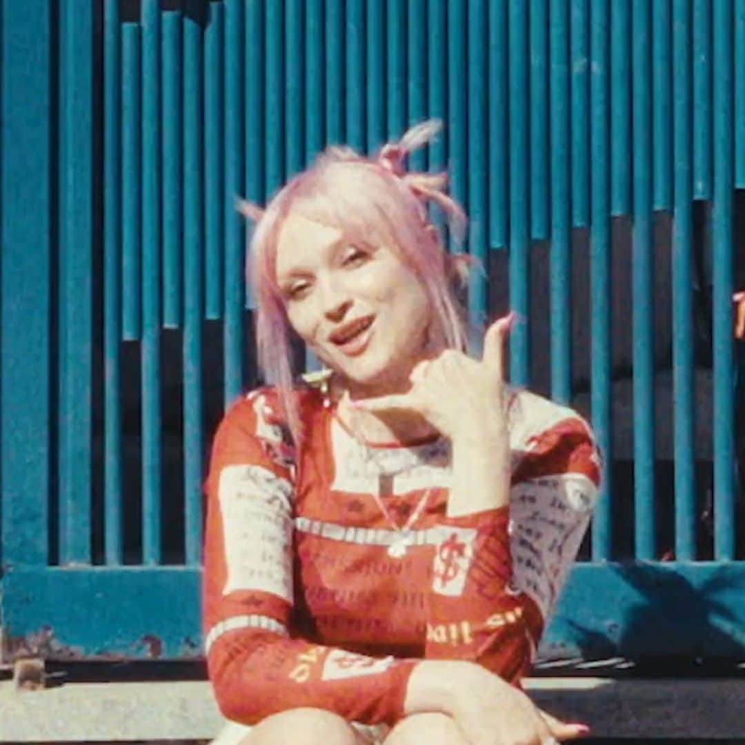 Vevoのインスタグラム：「Watch @LoloZouai bop around South Korea while on her Asian tour in "VVVIP." 💖 ⠀⠀⠀⠀⠀⠀⠀⠀⠀ ▶️ [Link in bio]」