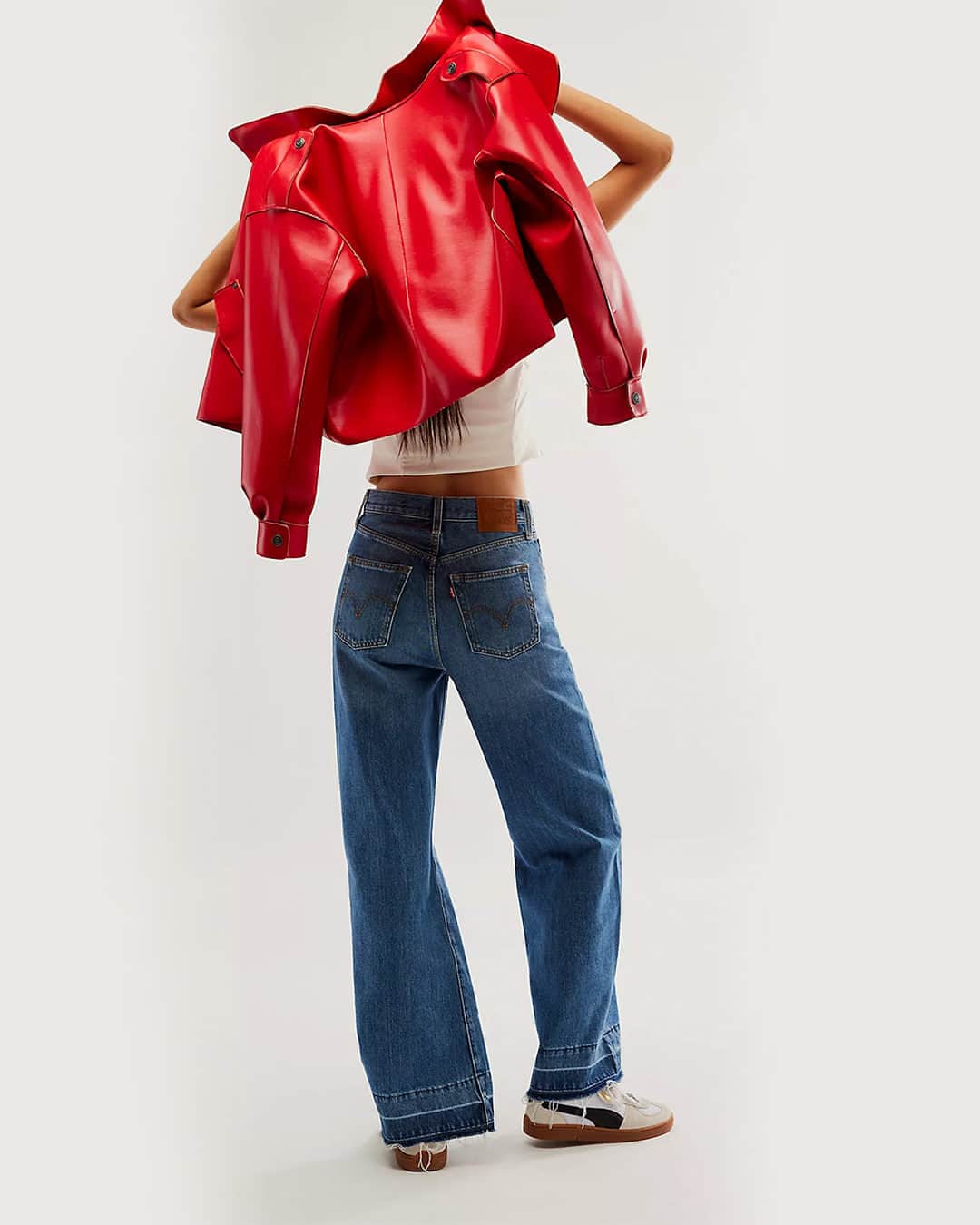 freepeopleのインスタグラム：「Fall fit formula: new @levis Ribcage Wide Leg paired with a pop of color. Link in bio to shop Levi’s Ribcage styles.」