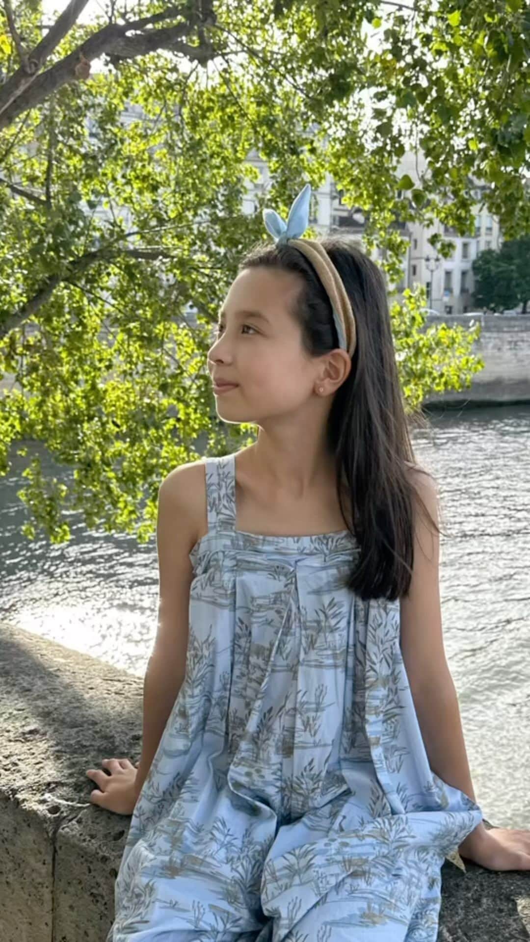 フィロとポンポンのインスタグラム：「À la recherche de la rare fraîcheur Parisienne…🌿💦」