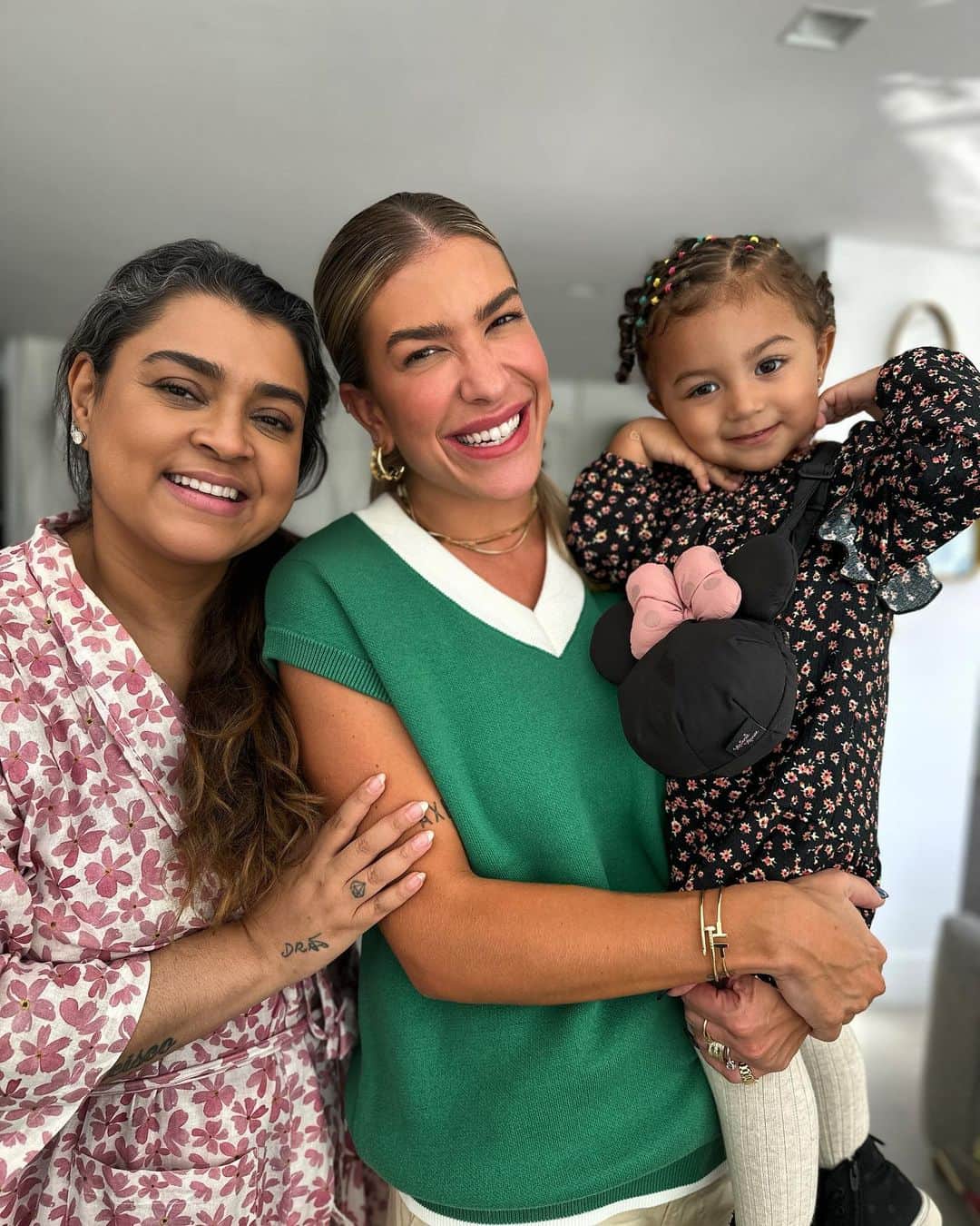 Preta Gilのインスタグラム：「Primeira visita em casa foi muito especial, @loreimprota obrigada trazer Liz pra tia Preta conhecer, ela é ainda mais maravilhosa do que eu imaginei, estou apaixonada, puxou a mamãe no carisma e alegria e o papai @leosantana também !!!!!! Que Deus continue abençoando e protegendo a família de vocês !!!te amo amiga !!!」