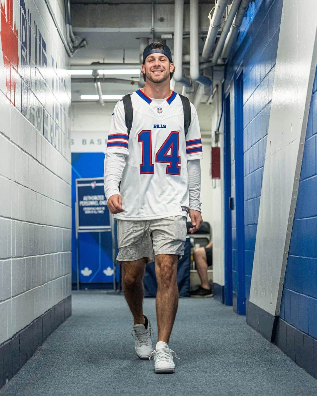 トロント・ブルージェイズのインスタグラム：「This fit makes us wanna SHOUT 🗣️ Good luck this season, @BuffaloBills! #BillsMafia」